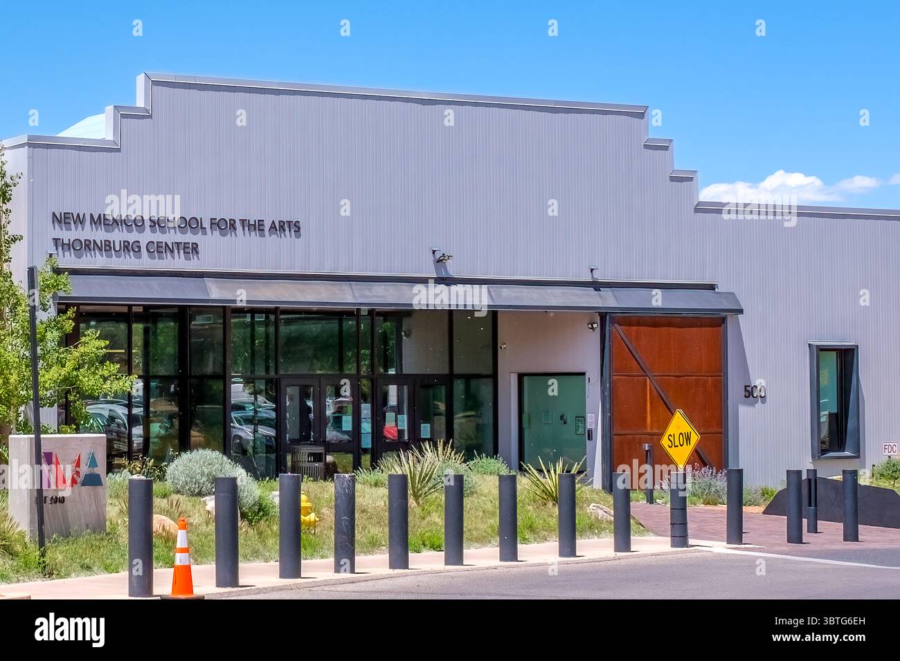 Santa Fe, NEW MEXICO, USA - 17 maggio 2025: Di fronte alla New Mexico School for the Arts Thornburg Center Foto Stock