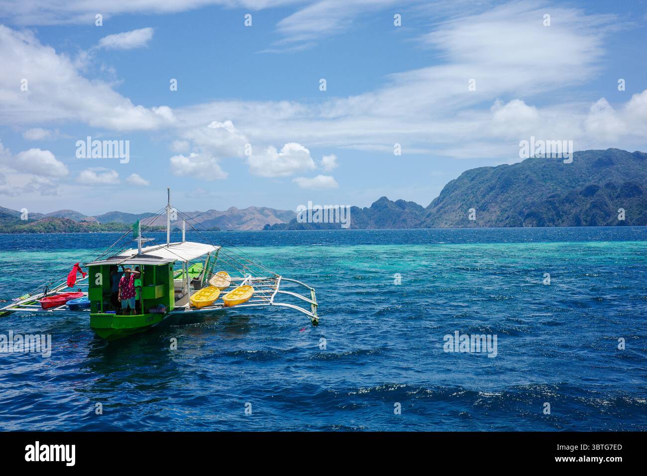 Un traghetto locale trasporta i viaggiatori dalle isole Coron alle immersioni subacquee e allo snorkeling nel luogo più bello di Palawan, nelle Filippine Foto Stock