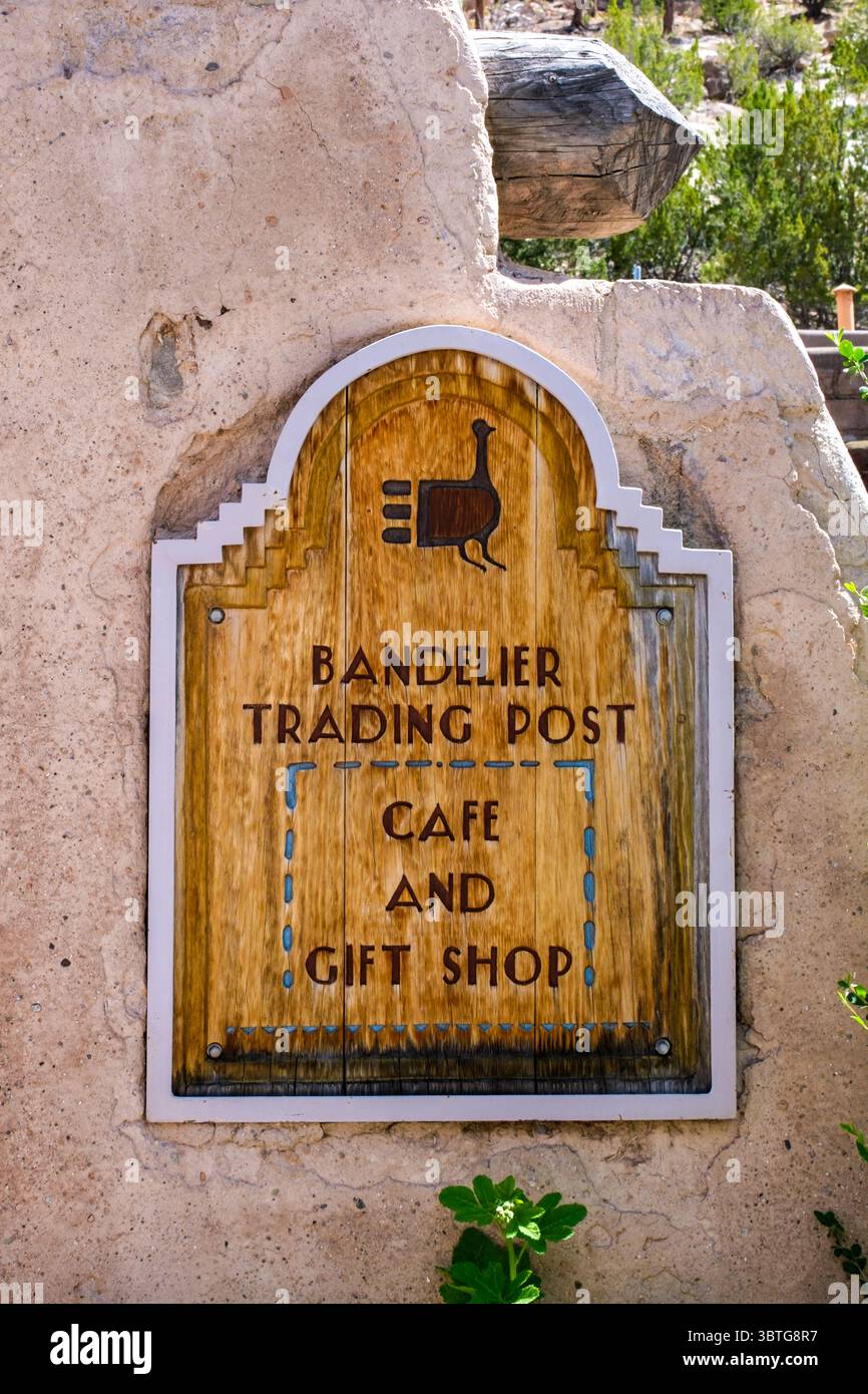 Los Alamos, NEW MEXICO, USA - 18 maggio 2025: Cartello per Bandelier Trading Post, un caffè e negozio di articoli da regalo, presso il Bandelier Monument National Park di Los Alamos Foto Stock