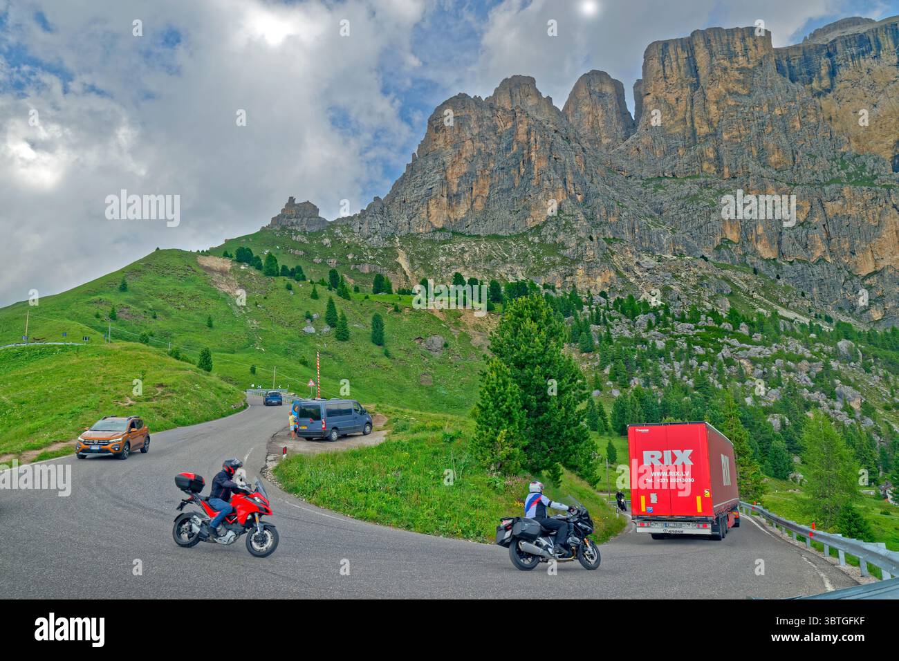 Sotto il passo del Sella tra le province del Trentino e dell'alto Adige nella regione dolomitica del Nord Italia. Foto Stock