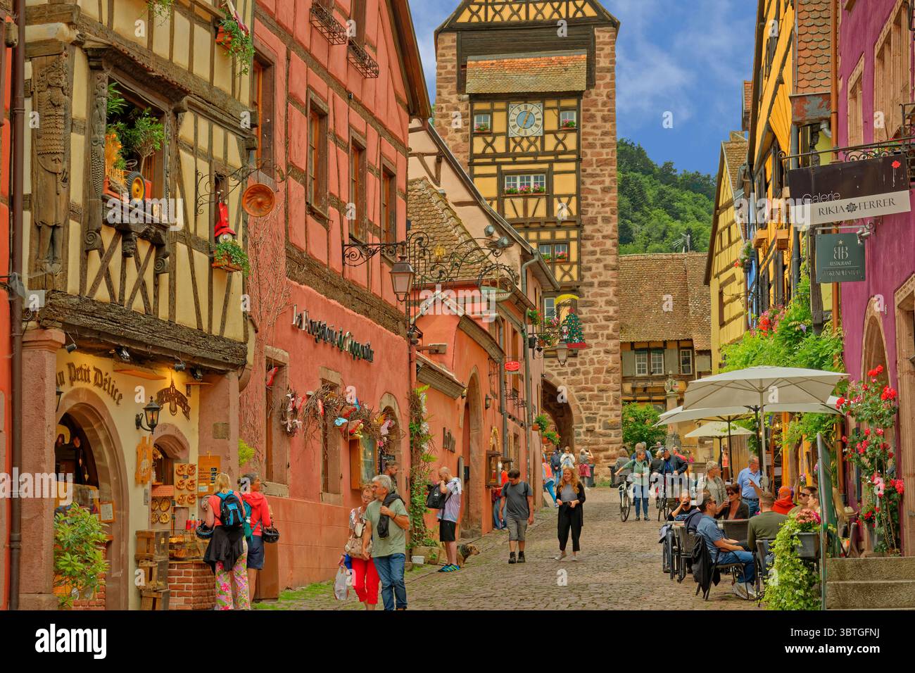 Riquewihr nella provincia di Haut Rhin della Francia orientale. Foto Stock