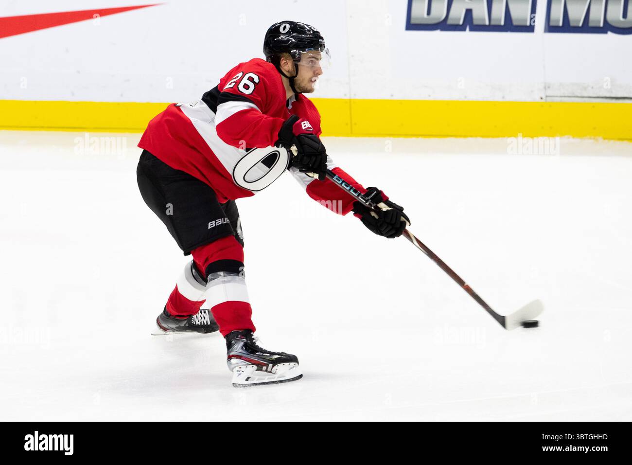 14 ottobre 2019: Il difensore degli Ottawa Senators Erik Brannstrom (26) passa il puck durante la partita NHL tra i Minnesota Wild e gli Ottawa Senators al Canadian Tire Centre di Ottawa, Canada. Daniel Lea/CSM (immagine di credito: &Copy; Daniel Lea/CSM tramite cavo ZUMA) Foto Stock