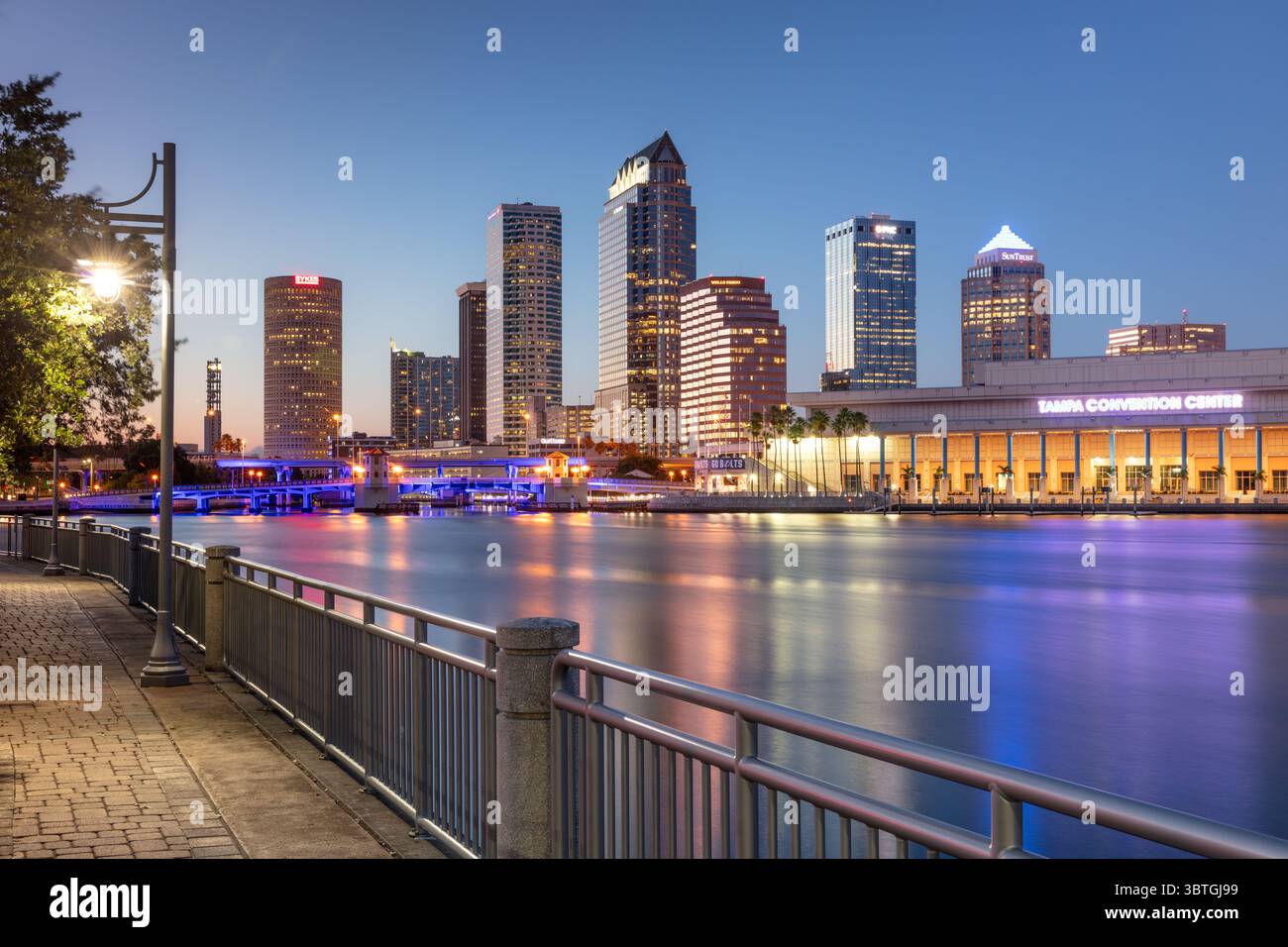 Twilight nello skyline di Tampa, Florida, Stati Uniti d'America Foto Stock