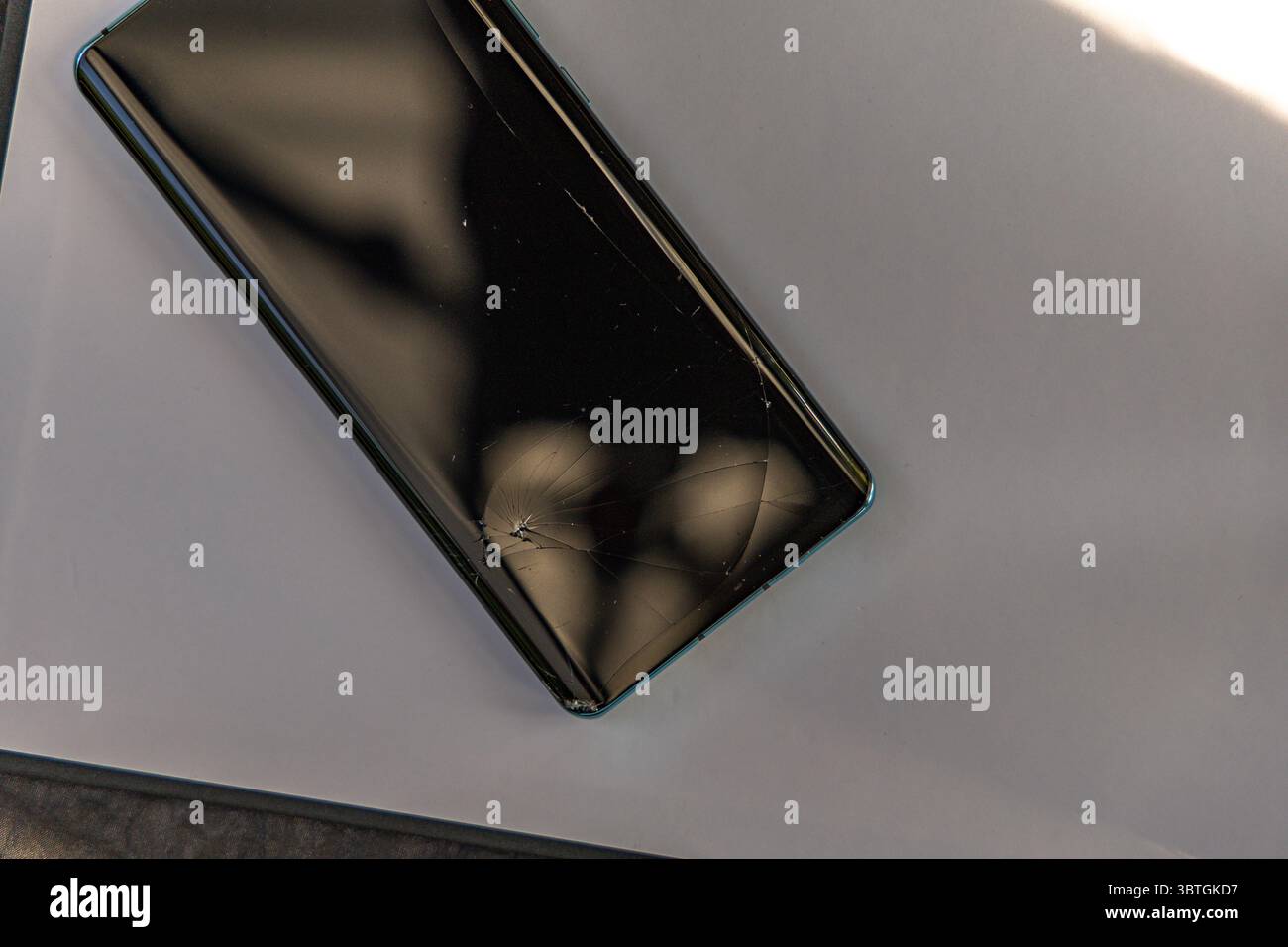 Display del telefono cellulare danneggiato, digitalizzatore del telefono incrinato, Foto Stock