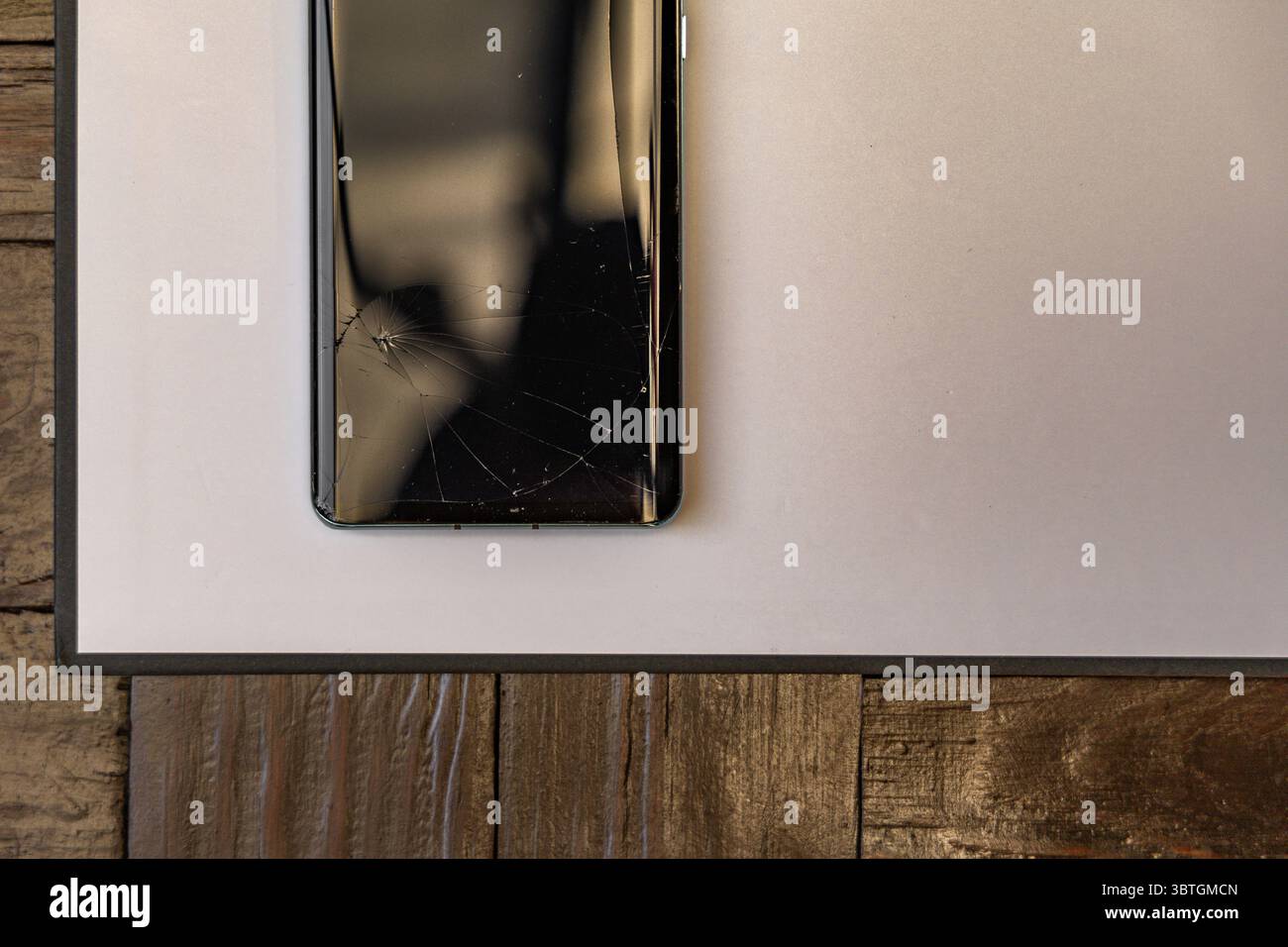 Display del telefono cellulare danneggiato, digitalizzatore del telefono incrinato, Foto Stock
