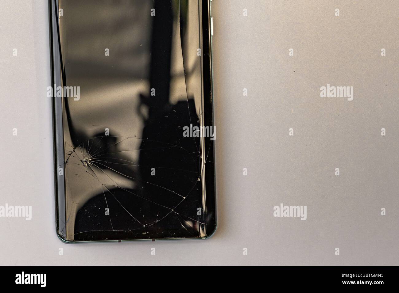 Display del telefono cellulare danneggiato, digitalizzatore del telefono incrinato, Foto Stock