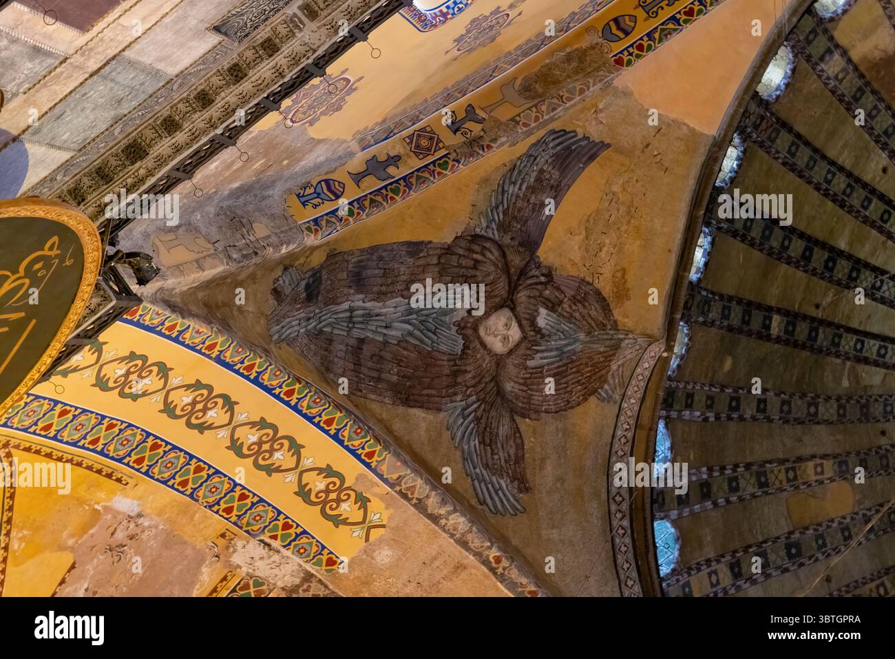 Un angelo serafico dipinto a sei ali decora il soffitto ad arco della Moschea di Hagia Sophia a Istanbul, in Turchia, tra mosaici e dettagli d'oro. Foto Stock