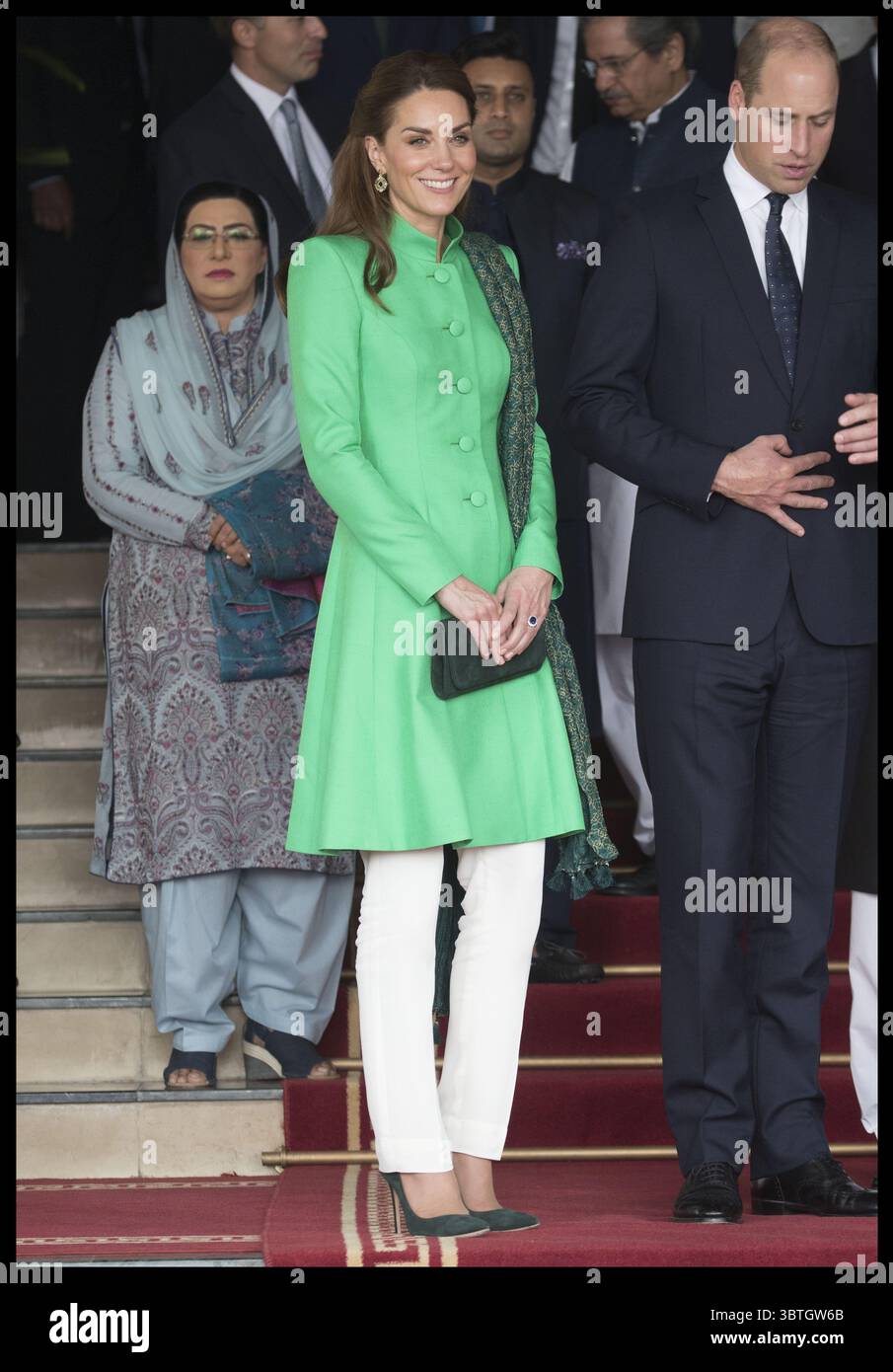 15 ottobre 2019, Islamabad, Pakistan: Immagine concessa in licenza a i-Images Picture Agency. 15/10/2019. Islamabad, Pakistan. Il duca e la duchessa di Cambridge durante un incontro con Imran Khan , il primo ministro del Pakistan nella sua residenza ufficiale a Islamabad il secondo giorno del loro Royal Tour of Pakistan. Foto di Stephen Lock / i-Images (immagine di credito: © Stephen Lock/i-Images via ZUMA Press) Foto Stock