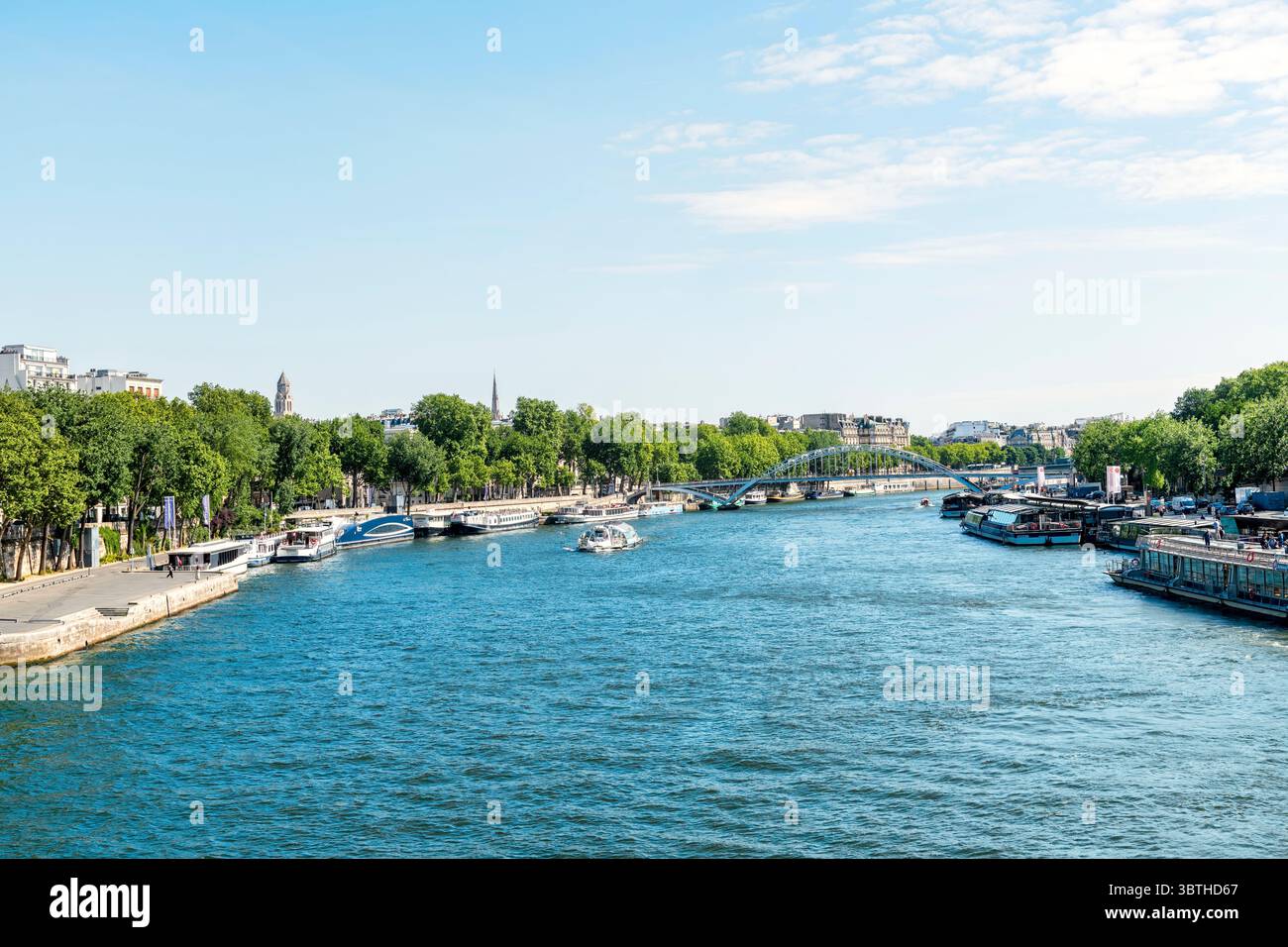 Parigi, Francia - 6 maggio 2025: Imbarcazioni turistiche locali ancorate sulle rive della Senna. Foto Stock