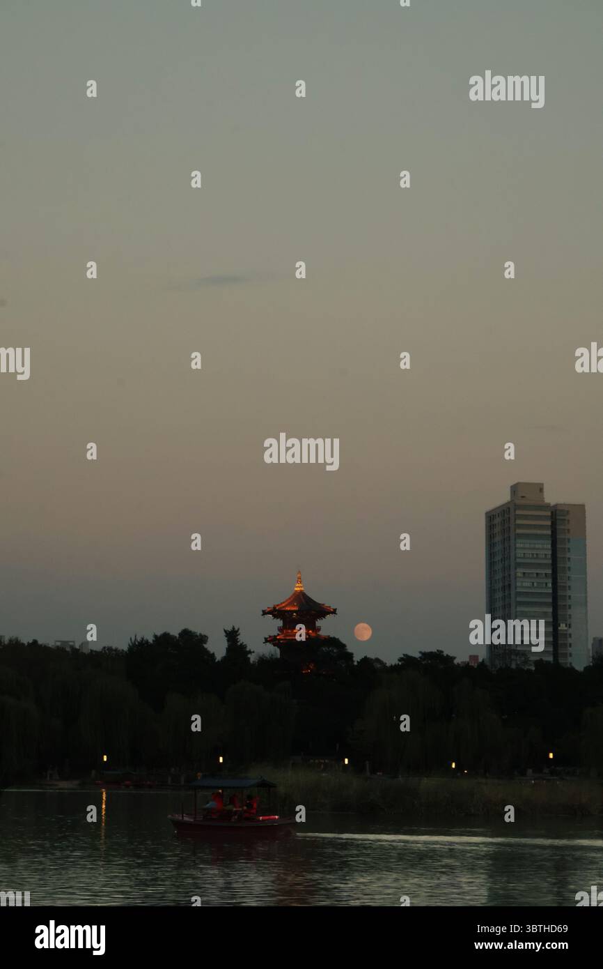 Parco Xingqing con luna piena, Xi'an, paesaggi cinesi Foto Stock