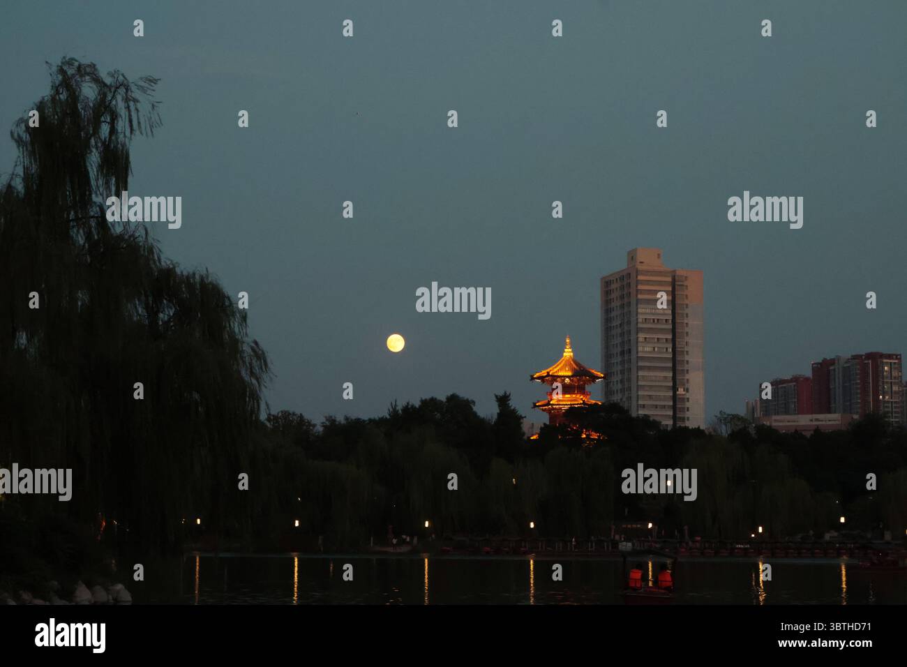 Scenario notturno del Parco Xingqing, Xi'an, Cina Foto Stock