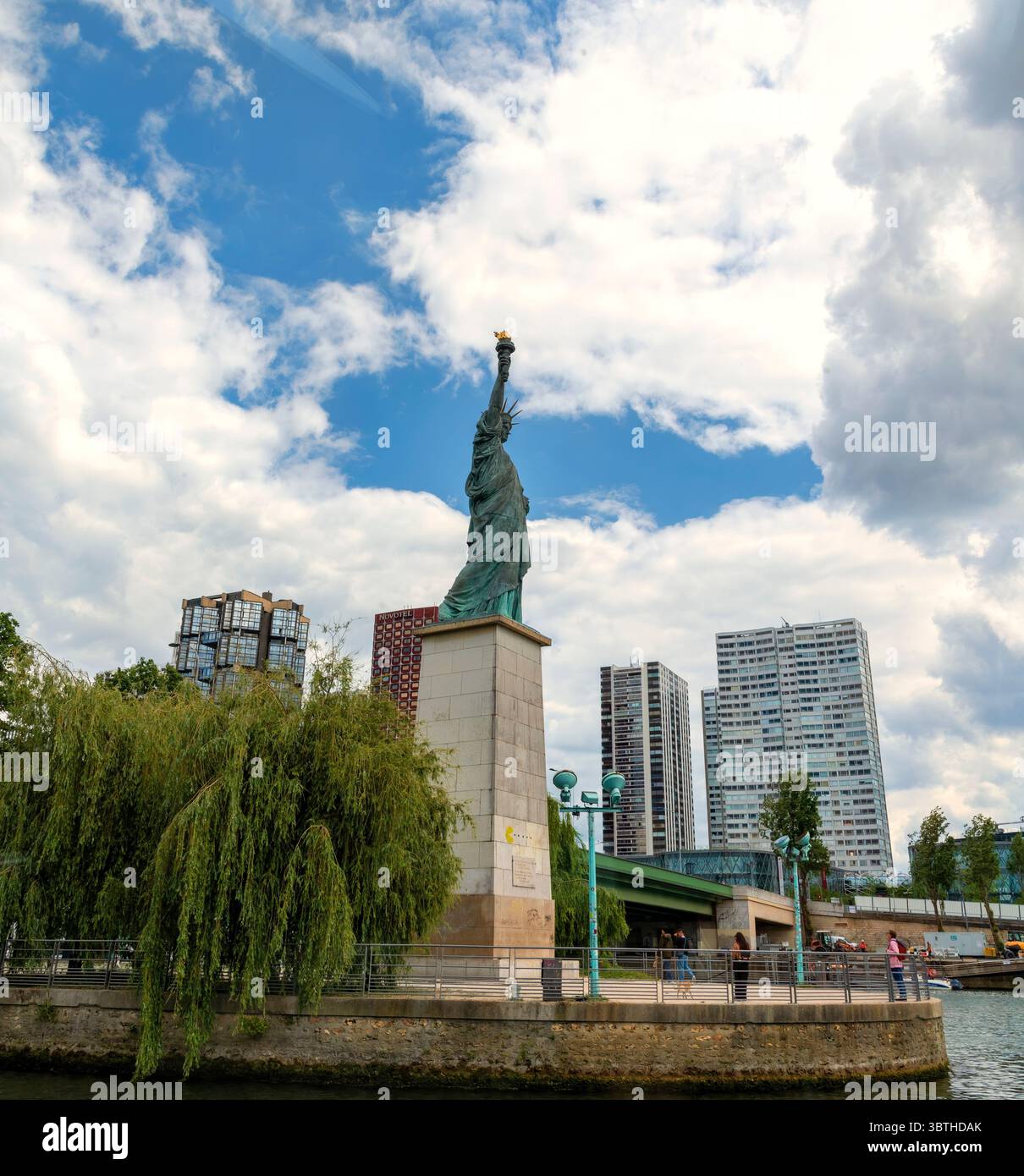 Parigi, Francia - 6 maggio 2025: Statua della libertà a Pont de Grenelle, un'isola artificiale costruita sul fiume Senna nel 1827. Foto Stock