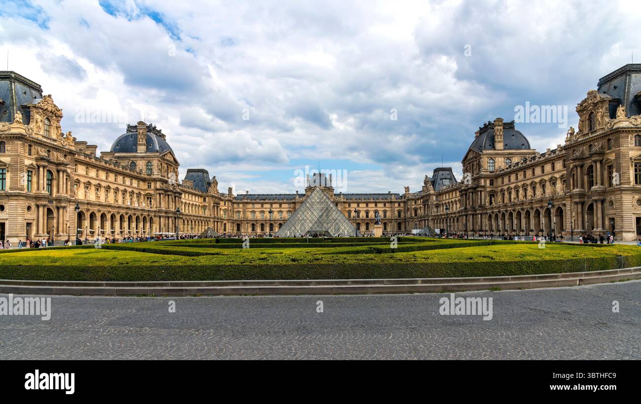 Parigi, Francia - 6 maggio 2025: Il Museo del Louvre, la piramide di vetro del famoso Louvre con il cortile del Palazzo del Louvre. Foto Stock