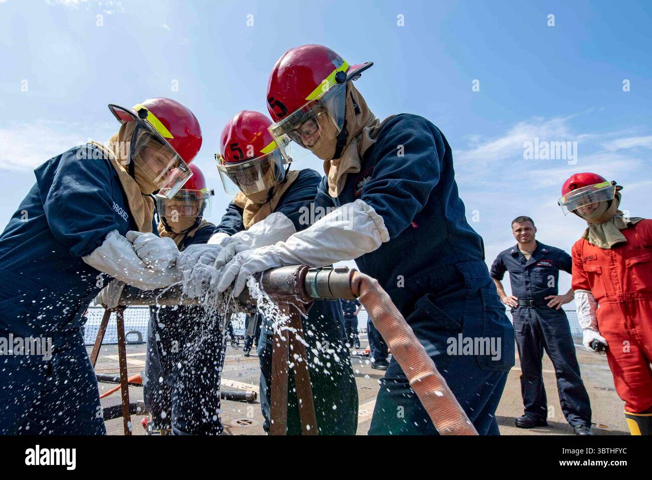 12 ottobre 2019 - Mar Cinese meridionale - i marinai collegano manualmente uno scafo simulato durante un'esercitazione di addestramento integrato a bordo del cacciatorpediniere missilistico guidato USS McCampbell (DDG 85). McCampbell è schierato in avanti nell'area delle operazioni della 7th Fleet degli Stati Uniti per sostenere la stabilità regionale, rassicurare partner e alleati e mantenere una postura di presenza per rispondere a qualsiasi crisi che va dall'assistenza umanitaria alle operazioni di emergenza. (Immagine di credito: © U.S. Navy/ZUMA Wire/ZUMAPRESS.com) Foto Stock