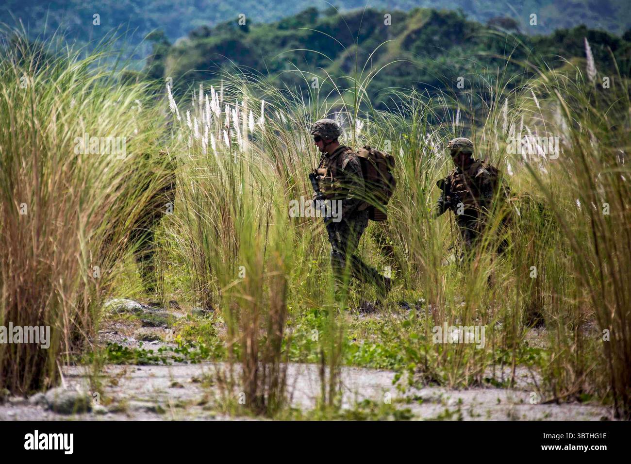 17 ottobre 2019 - colonnello Ernesto P. Ravina Air Ba, Filippine - U.S. Marines con compagnia facile, 2nd Battalion, 2nd Marine Regiment, attualmente in programma di dispiegamento di unità sotto il 4th Marine Regiment, 3rd Marine Division, si spostano al loro obiettivo durante l'esercitazione finale per KAMANDAG 3 presso la base aerea del colonnello Ernesto P., 17 ottobre 2019. KAMANDAG aiuta le forze partecipanti a mantenere un elevato livello di prontezza e reattività e migliora le relazioni militari-militari combinate, l'interoperabilità e il coordinamento multinazionale. KAMANDAG 3 è un'esercitazione bilaterale guidata dalle Filippine. KAMANDAG è un acron Foto Stock