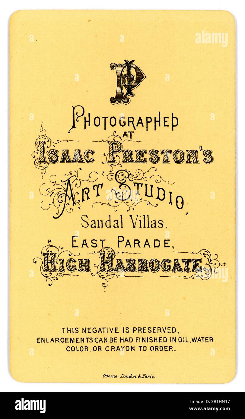 Retro dell'originale carta de visite vittoriana degli anni '1870 (biglietto da visita o CDV). Dallo studio di Isaac Preston, Sandal Villas, East Parade, High Harrogate, Harrogate, North Yorshire, Inghilterra, Regno Unito verso la fine degli anni '1870 Foto Stock