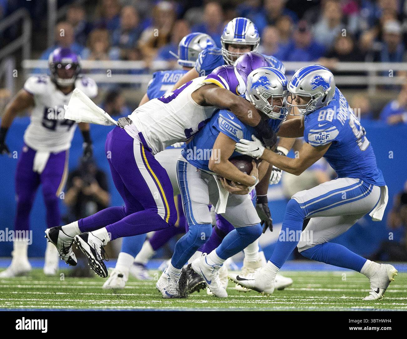 20 ottobre 2019, Detroit, Minnesota, USA: Il defensive end dei Minnesota Vikings Danielle Hunter (99) mise a segno un sack sul quarterback dei Detroit Lions Matthew Stafford (9) nel terzo quarto al Ford Field il 20 ottobre 2019. (Immagine di credito: © TNS via cavo ZUMA) Foto Stock