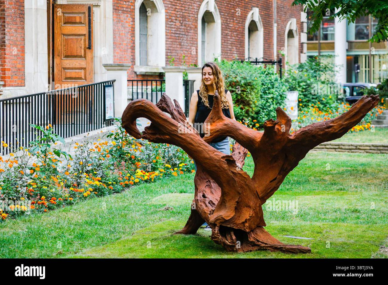 Londra, Regno Unito. 15 luglio 2025. Personale espositivo con le radici di ai Weiwei: Palace, una spettacolare scultura di radici di alberi in ghisa creata in collaborazione con artigiani brasiliani modellando alberi in via di estinzione, offrendo un sorprendente contrasto con il paesaggio urbano circostante. Sculpture in the City svela la quattordicesima edizione con sculture su larga scala di ai Weiwei, Jane e Louise Wilson e Andrew Sabin unendo sei opere conservate dalle precedenti edizioni di Sculpture in the City, insieme a due acquisizioni permanenti nel Square Mile di Londra. Crediti: Imageplotter/Alamy Live News Foto Stock