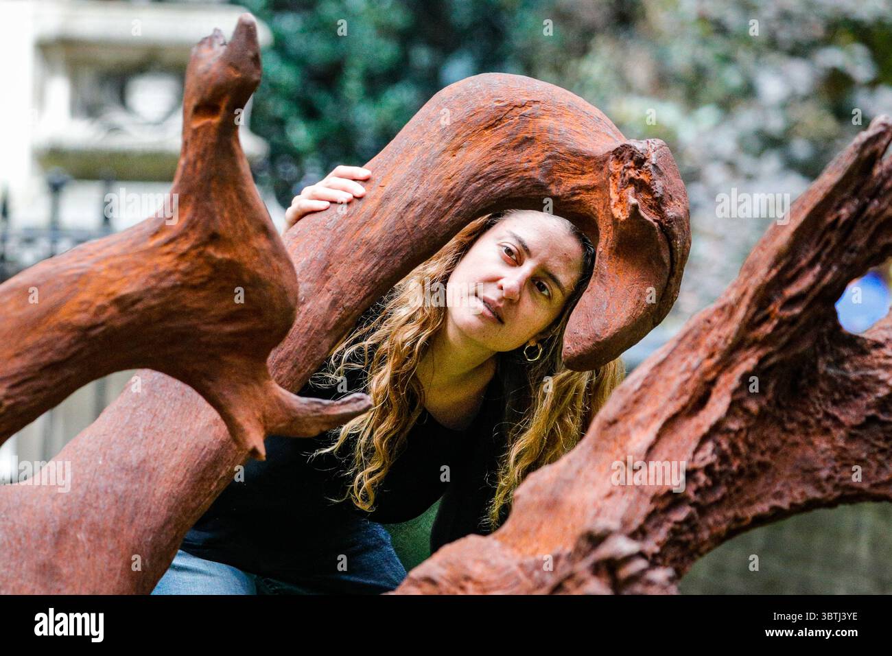 Londra, Regno Unito. 15 luglio 2025. Personale dell'esposizione con ai Weiwei, Roots: Palace, una spettacolare scultura di radici di alberi in ghisa creata in collaborazione con artigiani brasiliani modellando alberi in via di estinzione, offrendo un sorprendente contrasto con il paesaggio urbano circostante. Sculpture in the City svela la quattordicesima edizione con sculture su larga scala di ai Weiwei, Jane e Louise Wilson e Andrew Sabin unendo sei opere conservate dalle precedenti edizioni di Sculpture in the City, insieme a due acquisizioni permanenti nel Square Mile di Londra. Crediti: Imageplotter/Alamy Live News Foto Stock