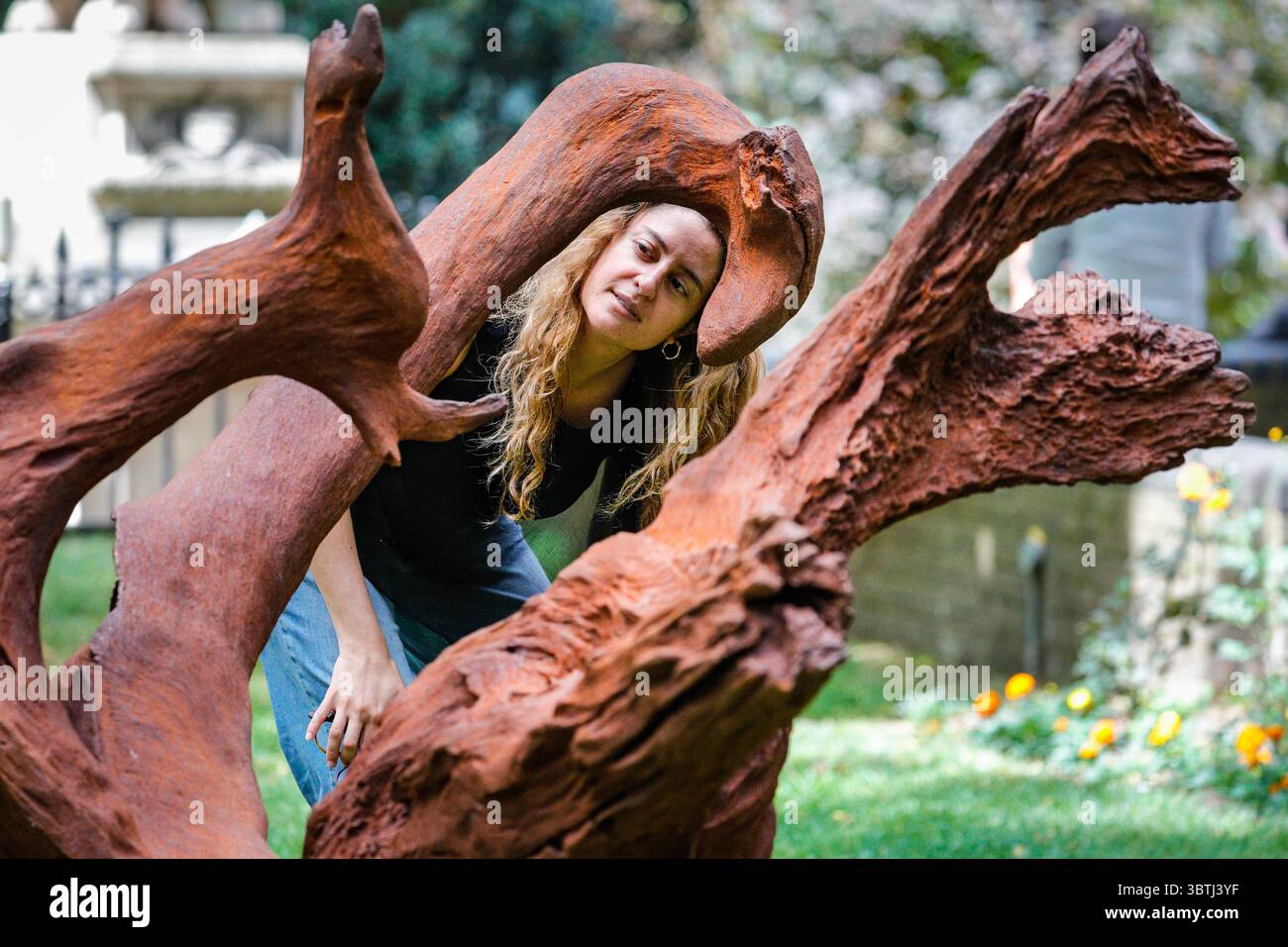 Londra, Regno Unito. 15 luglio 2025. Personale dell'esposizione con ai Weiwei, Roots: Palace, una spettacolare scultura di radici di alberi in ghisa creata in collaborazione con artigiani brasiliani modellando alberi in via di estinzione, offrendo un sorprendente contrasto con il paesaggio urbano circostante. Sculpture in the City svela la quattordicesima edizione con sculture su larga scala di ai Weiwei, Jane e Louise Wilson e Andrew Sabin unendo sei opere conservate dalle precedenti edizioni di Sculpture in the City, insieme a due acquisizioni permanenti nel Square Mile di Londra. Crediti: Imageplotter/Alamy Live News Foto Stock