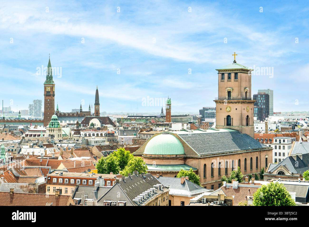 Ampie vedute dei tetti storici di Copenaghen e della Chiesa di nostra Signora Foto Stock