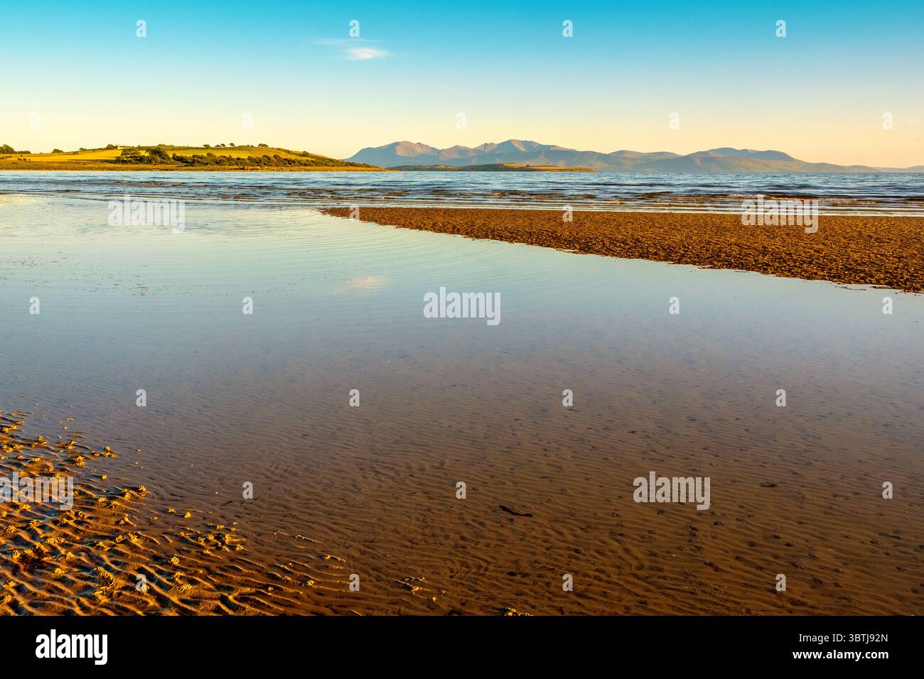 Ettrick Bay sull'isola di Bute, Scozia, con Arran in lontananza Foto Stock