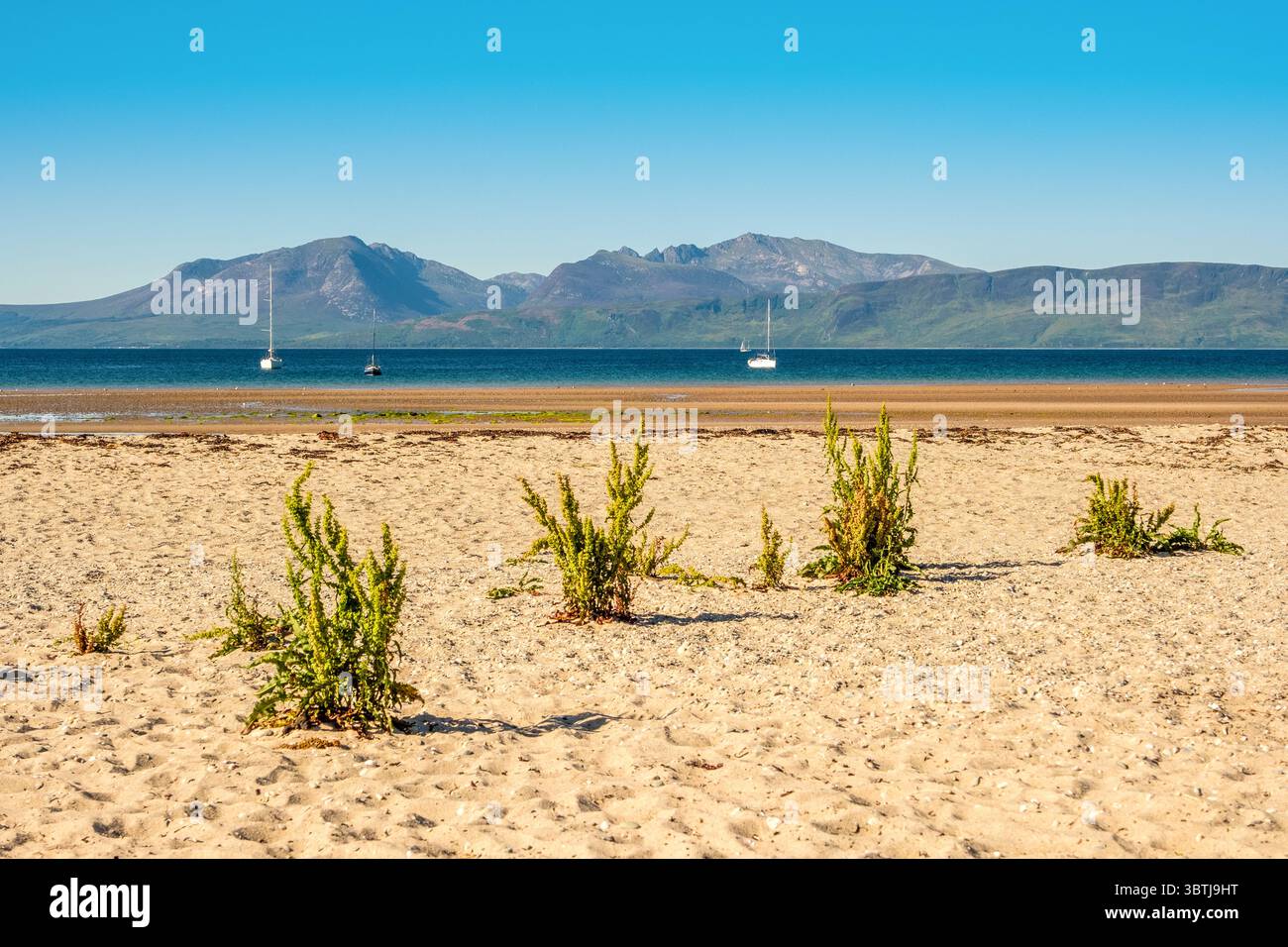 Scalpsie Bay Beach, Isola di Bute, Scozia, Regno Unito con l'isola di Arran in lontananza Foto Stock