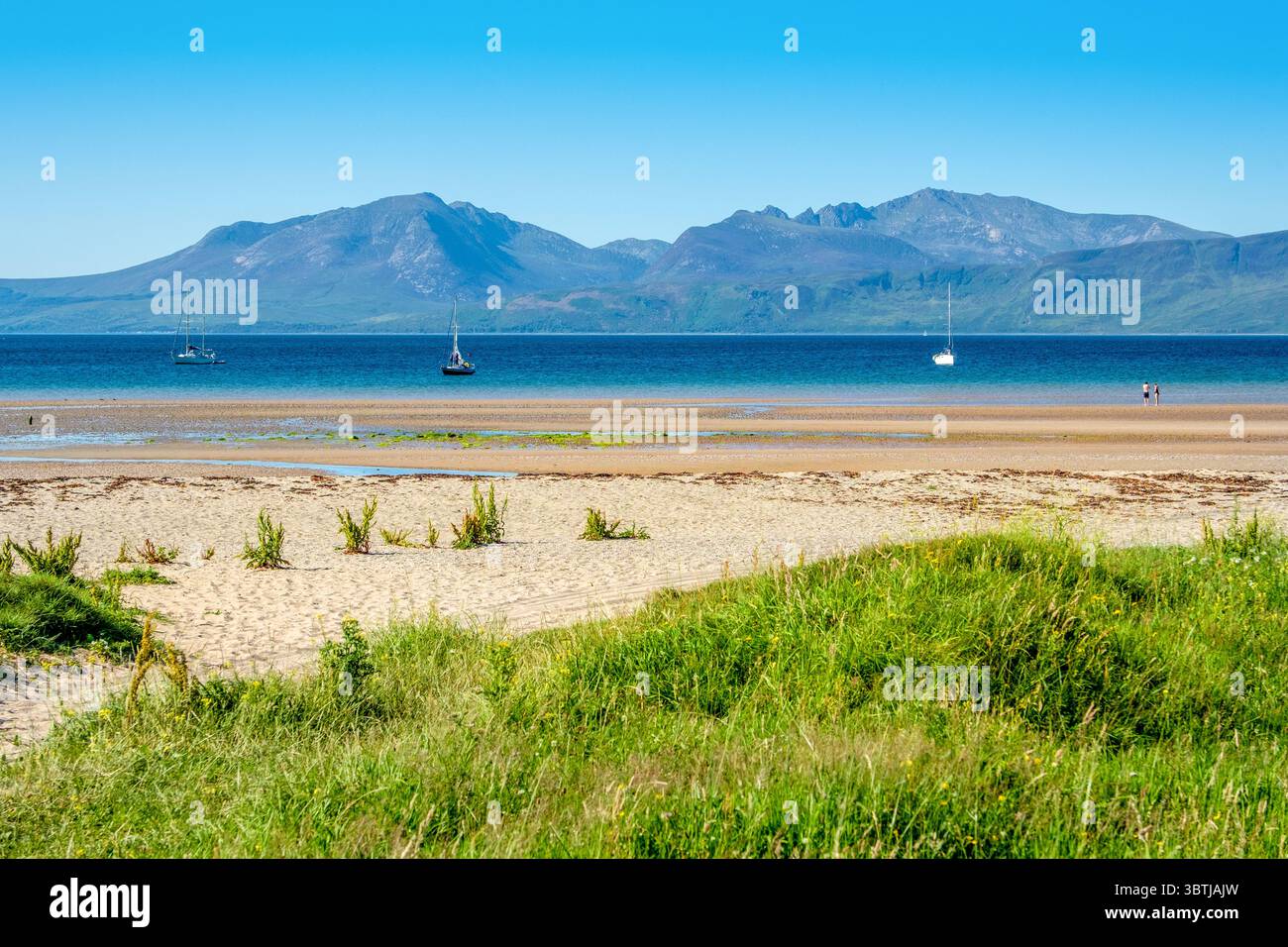 Scalpsie Bay Beach, Isola di Bute, Scozia, Regno Unito con l'isola di Arran in lontananza Foto Stock