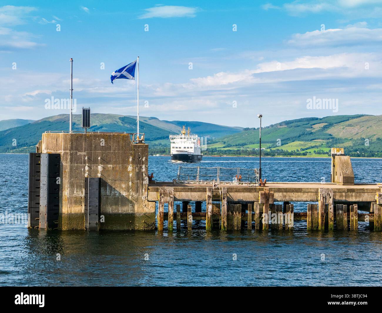 Un traghetto CalMac che si avvicina al porto di Rothesay sull'isola di Bute, in Scozia Foto Stock