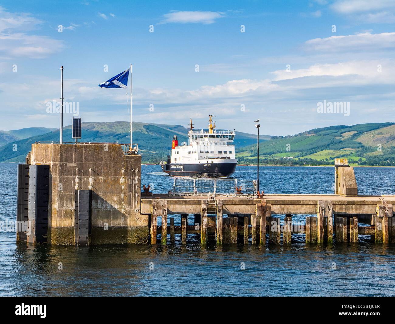 Un traghetto CalMac che si avvicina al porto di Rothesay sull'isola di Bute, in Scozia Foto Stock