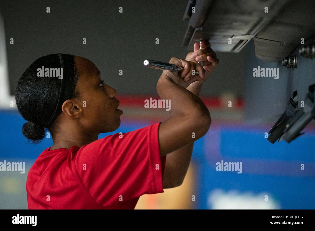 18 ottobre 2019 - Eglin Air Force base, Florida, USA - il Senior Airman Krysten Kidd, 96th Aircraft Maintenance Squadron Red, prepara il suo velivolo durante il 96th test Wings terzo trimestre gara di carico armi OTT. 21 presso Eglin Air Force base, Flag. L'F-16 Blue Team sconfisse l'F-15 Eagle Red Team in una competizione per caricare un AIM-9 e un GBU-12 il più veloce e con il minor numero di errori. (Immagine di credito: © U.S. Air Force/ZUMA Wire/ZUMAPRESS.com) Foto Stock