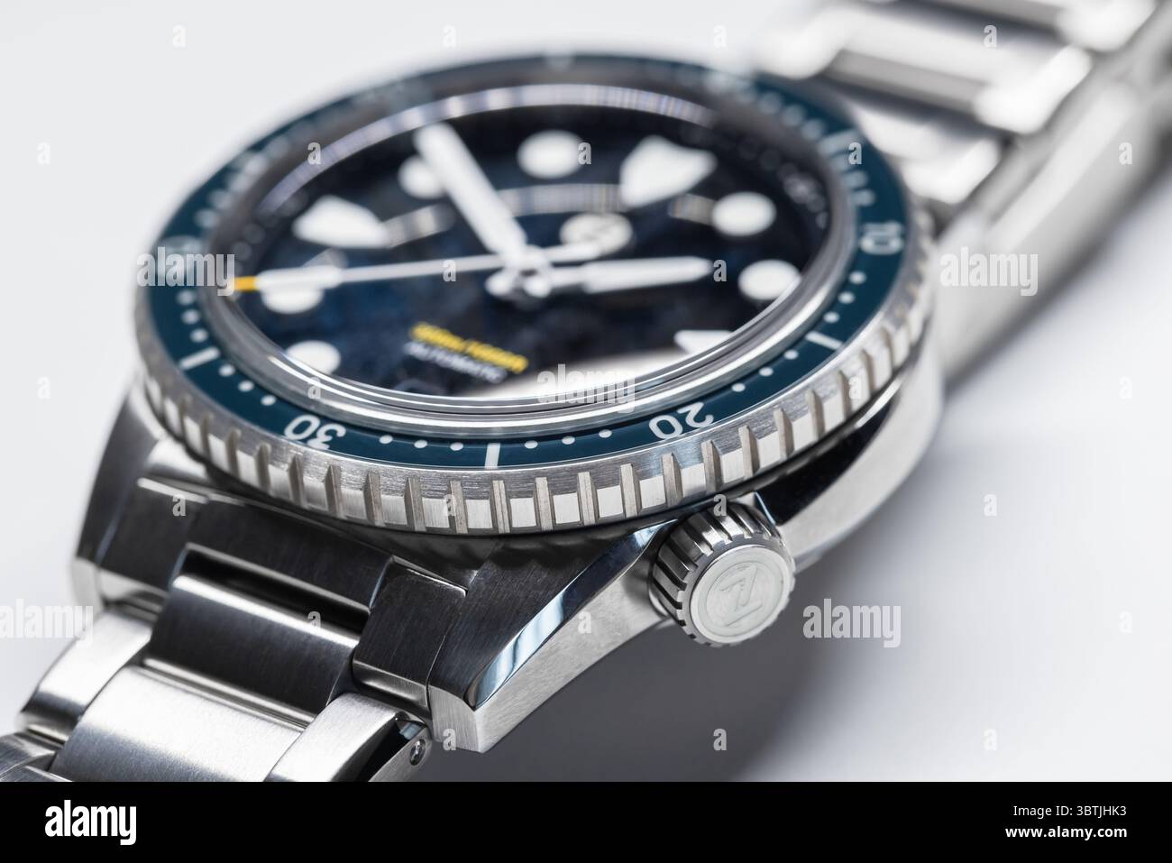 Singapore - 17 aprile 2025: Zelos Mako 300m Diver Falcons Eye, orologio subacqueo impermeabile su sfondo bianco, foto macro con messa a fuoco morbida selettiva Foto Stock