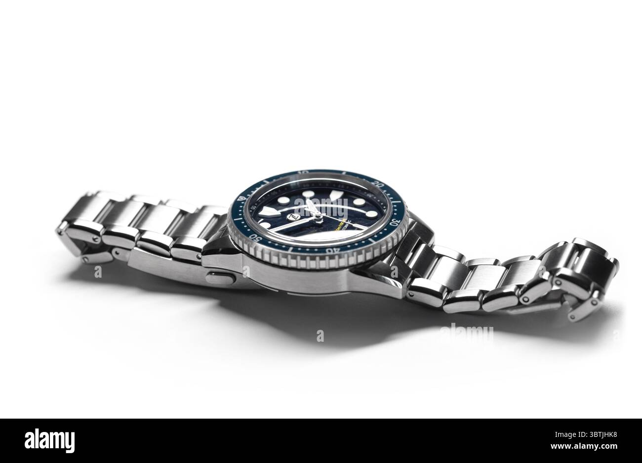 Singapore - 17 aprile 2025: Zelos Mako 300m V3 Diver Falcons Eye, orologio subacqueo impermeabile isolato su sfondo bianco con ombra morbida Foto Stock