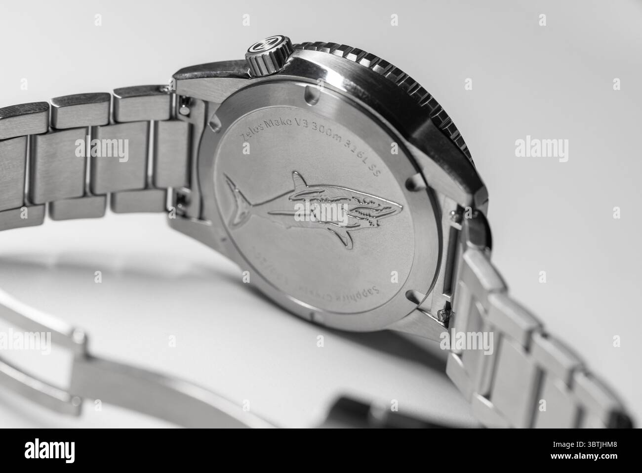 Singapore - 17 aprile 2025: Zelos Mako V3, orologio subacqueo impermeabile da 300 m su sfondo bianco, custodia posteriore con incisione di squalo Foto Stock