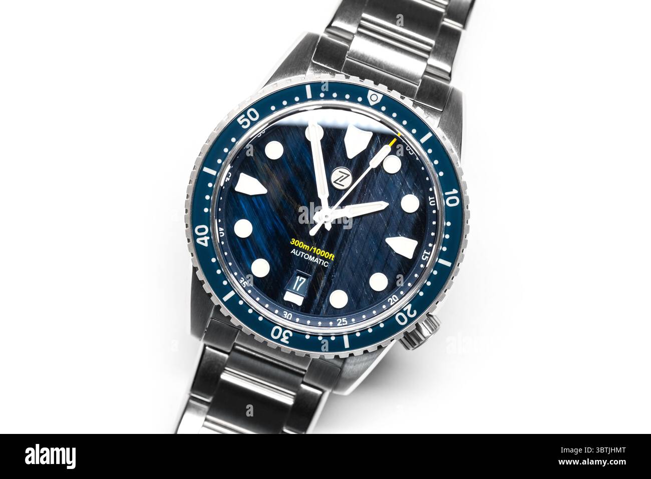 Singapore - 17 aprile 2025: Zelos Mako 300m Diver Falcons Eye, orologio subacqueo impermeabile su sfondo bianco, macro shot frontale Foto Stock