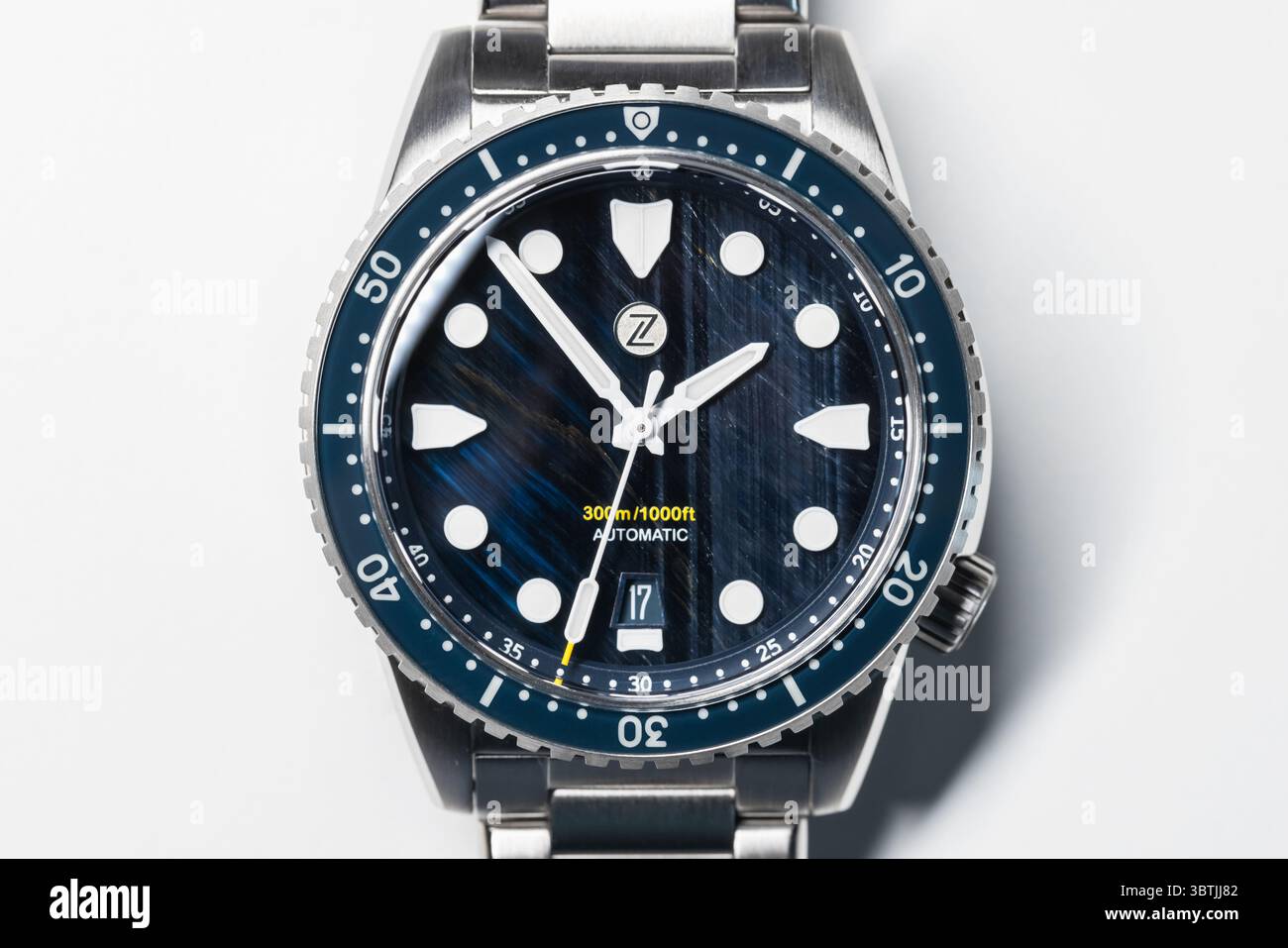 Singapore - 17 aprile 2025: Zelos Mako 300m Diver Falcons Eye, orologio subacqueo impermeabile con quadrante in pietra blu, cassa in acciaio inossidabile, mac frontale Foto Stock