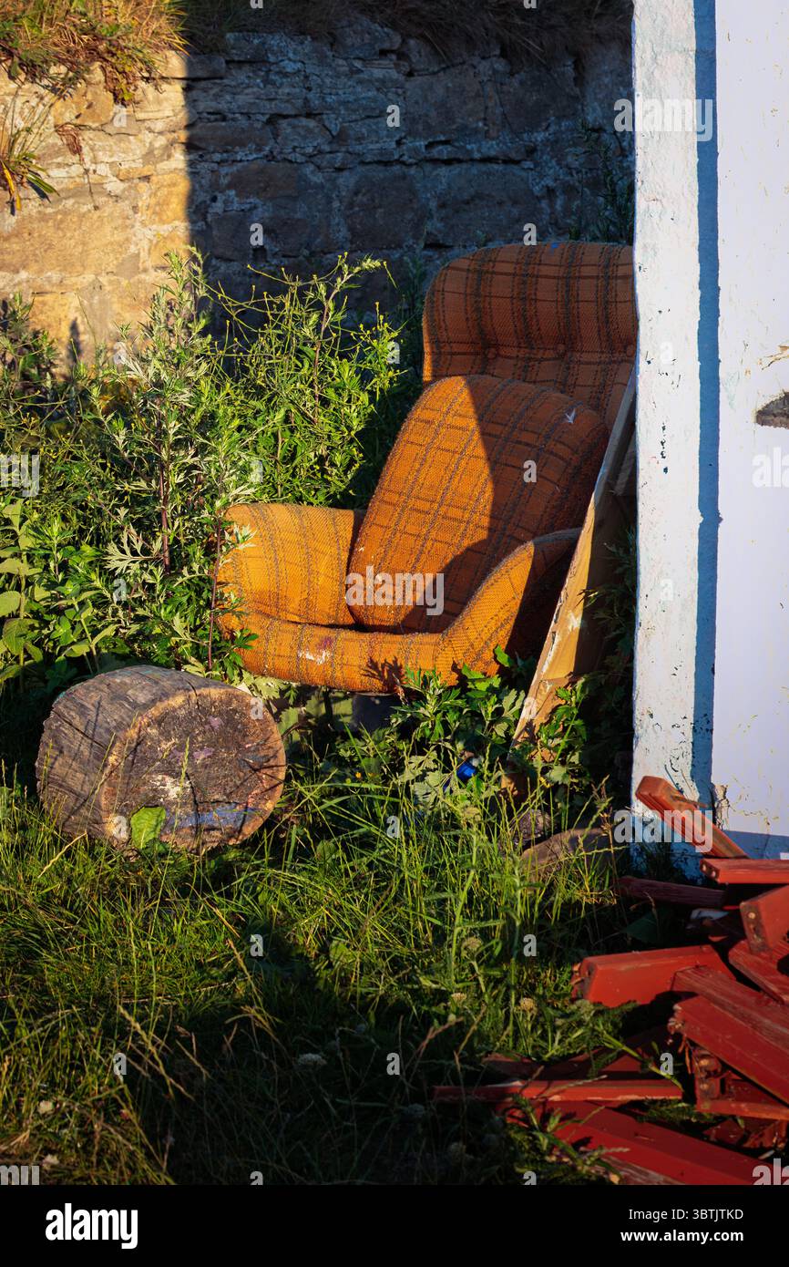 Alzate i piedi, sedia abbandonata Seaton Sluice, luglio 2025 Foto Stock
