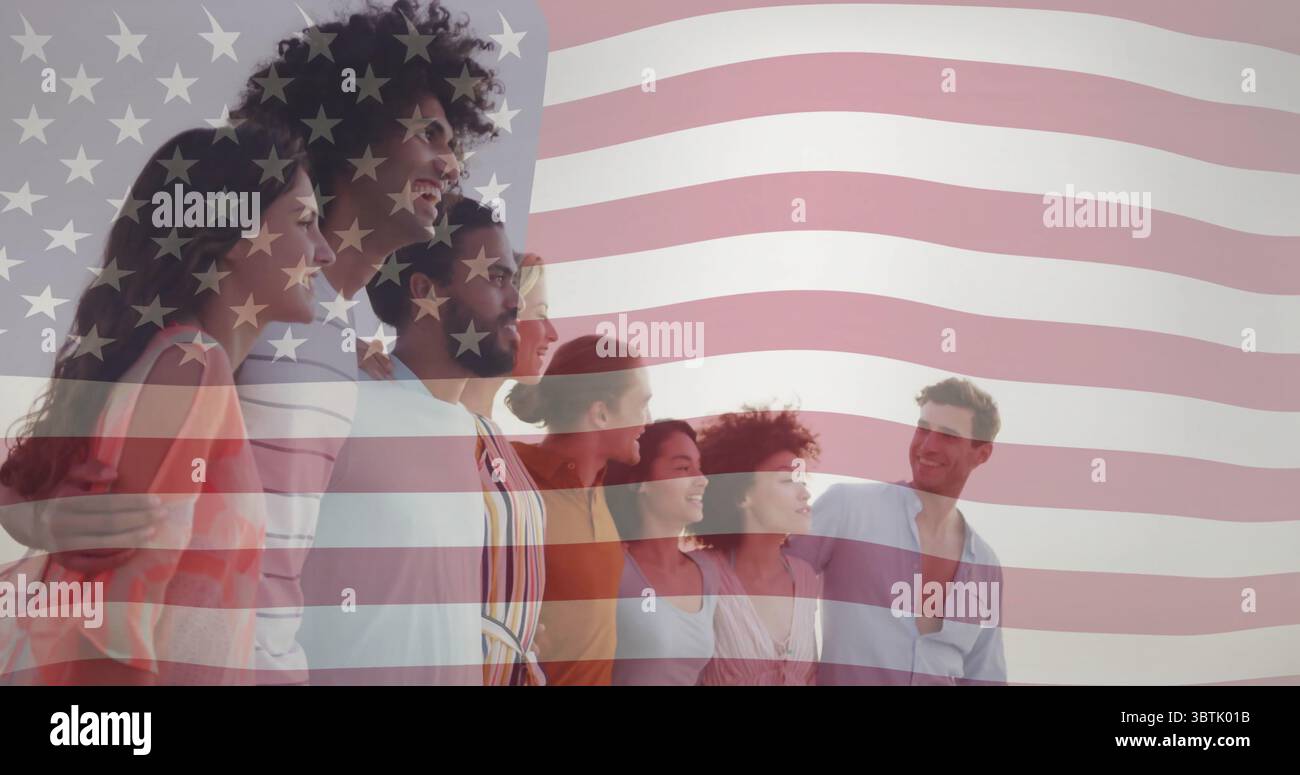 Guarda amici a maglia stretta che tengono le spalle in studio, con la sovrapposizione della bandiera americana semi-trasparente Foto Stock