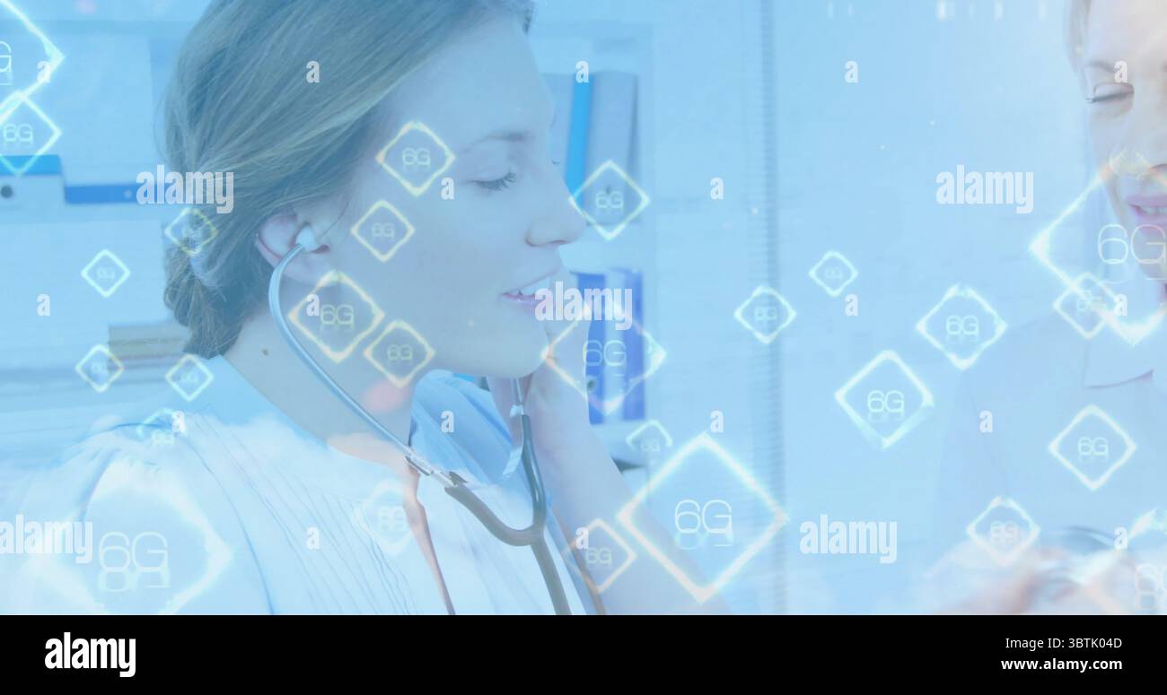 Medico che ascolta con lo stetoscopio in clinica con tablet e icone 6G su leganti e cartelle Foto Stock