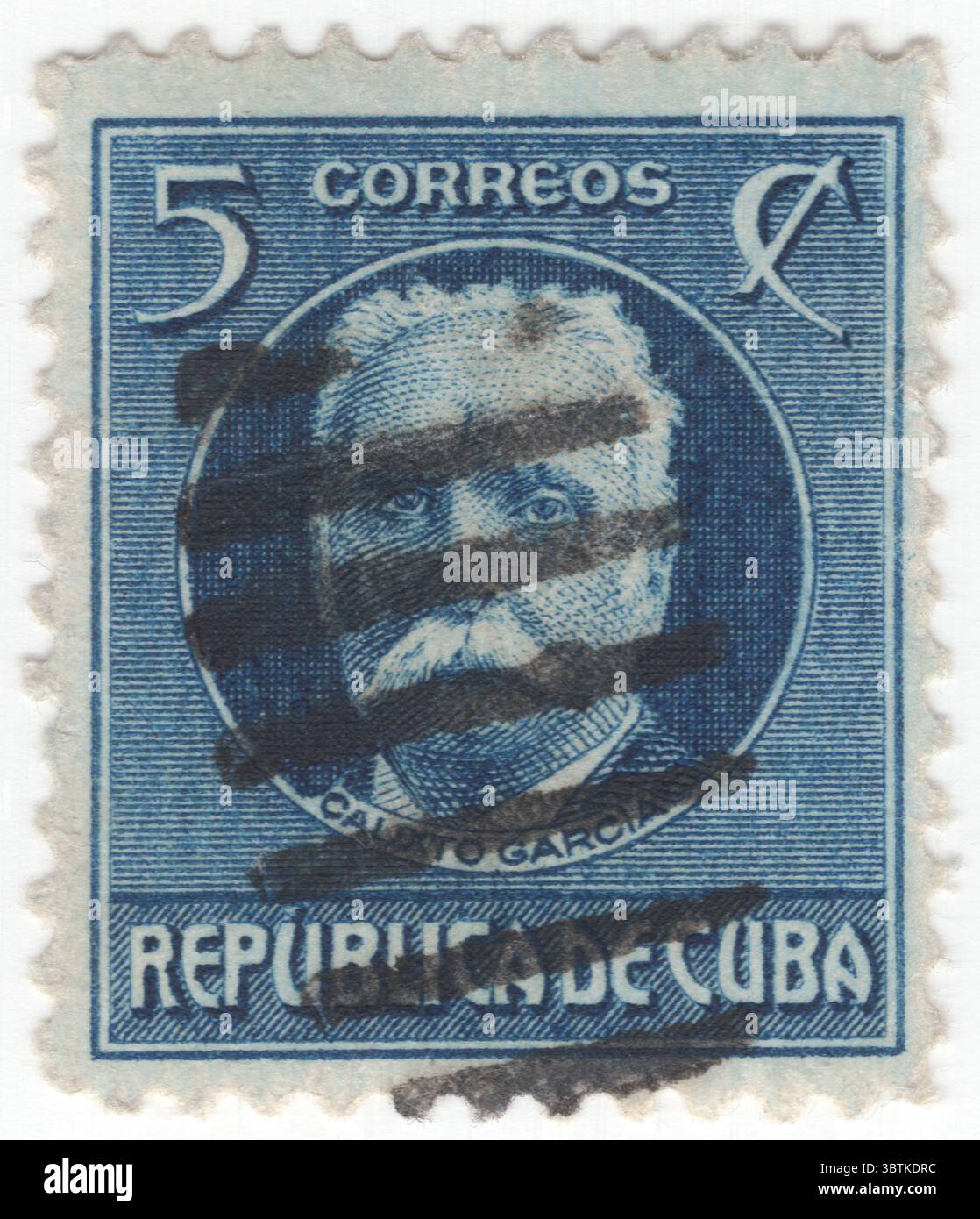 CUBA - 1917: Francobollo blu profondo 5 centavo raffigurante il ritratto di Calixto Garcıa y Íñiguez . Fu un generale cubano in tre sollevazioni cubane, parte della guerra d'indipendenza cubana: La guerra dei dieci anni, la piccola guerra e la guerra del 1895, a volte chiamata guerra d'indipendenza cubana, che diede inizio alla guerra ispano-americana, con conseguente indipendenza nazionale per Cuba. García morì di polmonite all'età di 59 anni l'11 dicembre 1898, un giorno dopo la fine della guerra ispano-americana, mentre era in missione diplomatica a Washington Foto Stock
