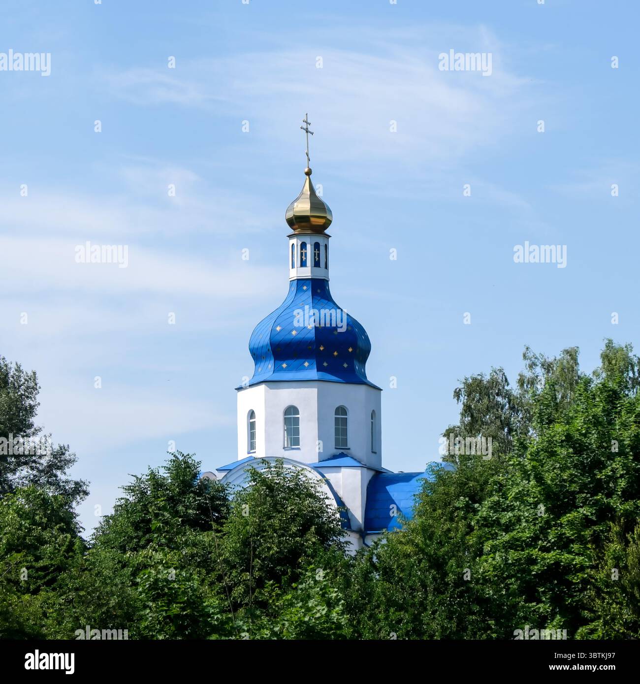 Chiesa ortodossa Ucraina nel villaggio di Dzvinkove, regione di Kiev sullo sfondo di un cielo estivo blu senza nuvole Foto Stock