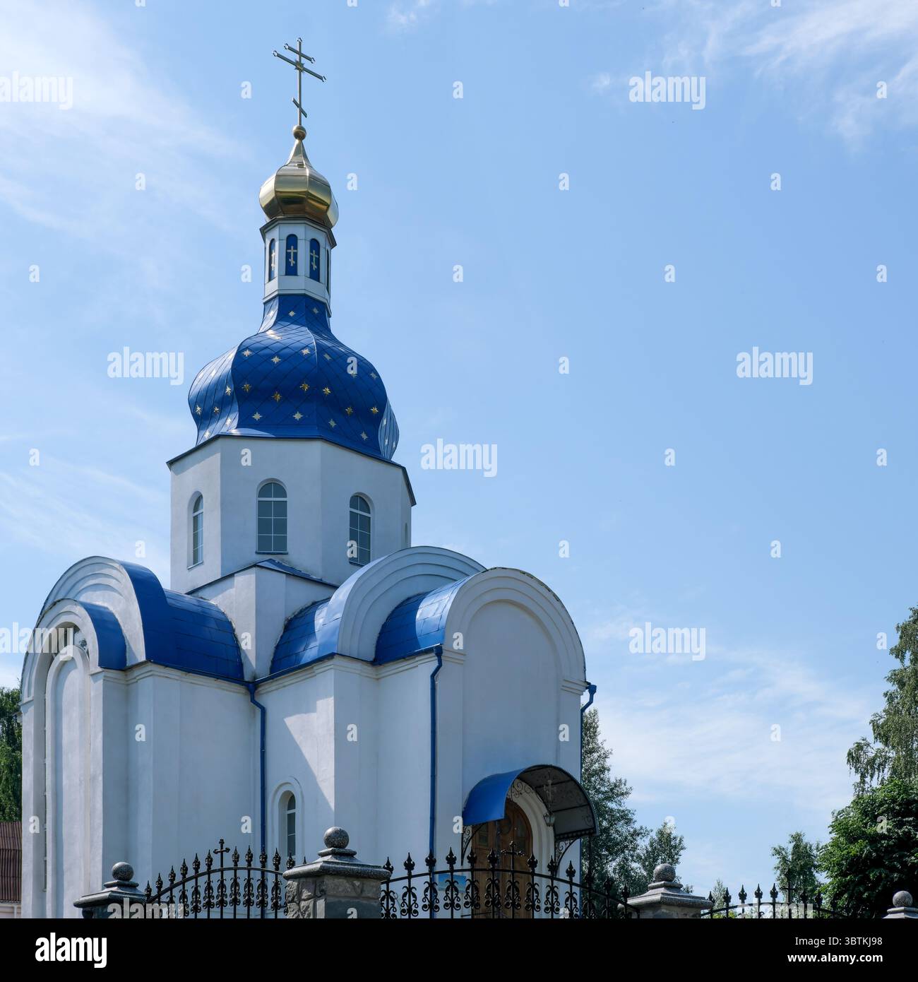Chiesa ortodossa Ucraina nel villaggio di Dzvinkove, regione di Kiev sullo sfondo di un cielo estivo blu senza nuvole Foto Stock