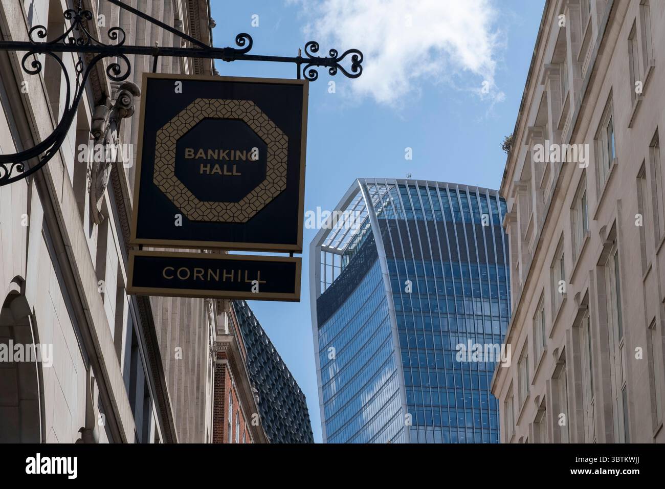 Vista che guarda in alto verso Fenchurch Street, affettuosamente soprannominato il Walkie Talkie, passando davanti a edifici e istituzioni bancarie più affermati come Banking Hall su Cornhill nella City di Londra l'8 luglio 2025 a Londra, Regno Unito. La City of London è una città, una contea cerimoniale e un distretto governativo locale che contiene il principale quartiere centrale degli affari di Londra. La City of London è ampiamente indicata semplicemente come la City è anche conosciuta colloquialmente come The Square Mile. Foto Stock