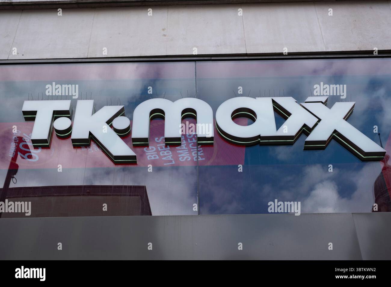 Firma per il marchio T.K.Maxx il 9 luglio 2025 a Londra, Regno Unito. Foto Stock