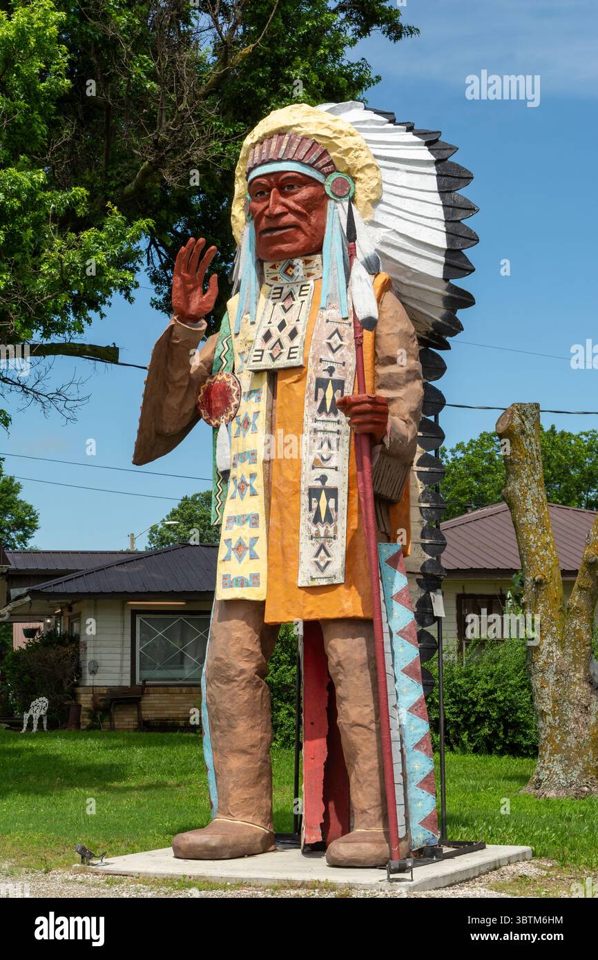 Vince, Oklahoma, USA - 18 giugno 2025 - Una statua in legno dei nativi americani alta 20 piedi. situato fuori dalle famose attrazioni della strada della route 66 Foto Stock