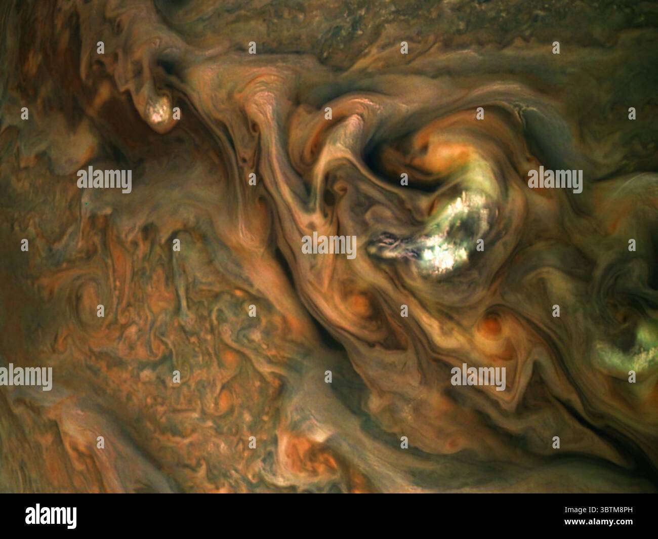 29 ottobre 2019 - Giove - immagine rilasciata oggi: Questa vista dalla navicella spaziale Giunone della NASA cattura motivi colorati e intricati in una regione di getto dell'emisfero settentrionale di Giove conosciuta come "Jet N3". Le nuvole di Giove non formano una superficie semplice e piatta. I dati di Juno hanno aiutato gli scienziati a scoprire che le bande vorticose nell'atmosfera si estendono in profondità nel pianeta, fino a una profondità di circa 1.900 miglia (3.000 chilometri). Al centro a destra, una striscia di nuvole luminose e ad alta quota si innalza sopra l'atmosfera circostante. Lo scienziato cittadino Gerald Eichstadt ha creato questa immagine dai colori ottimizzati Foto Stock