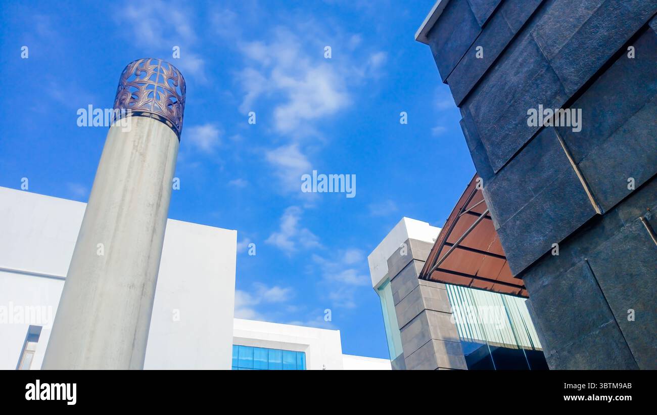 Edificio moderno con sfondo blu del cielo. Sfondo per progetto o preventivi. Foto Stock