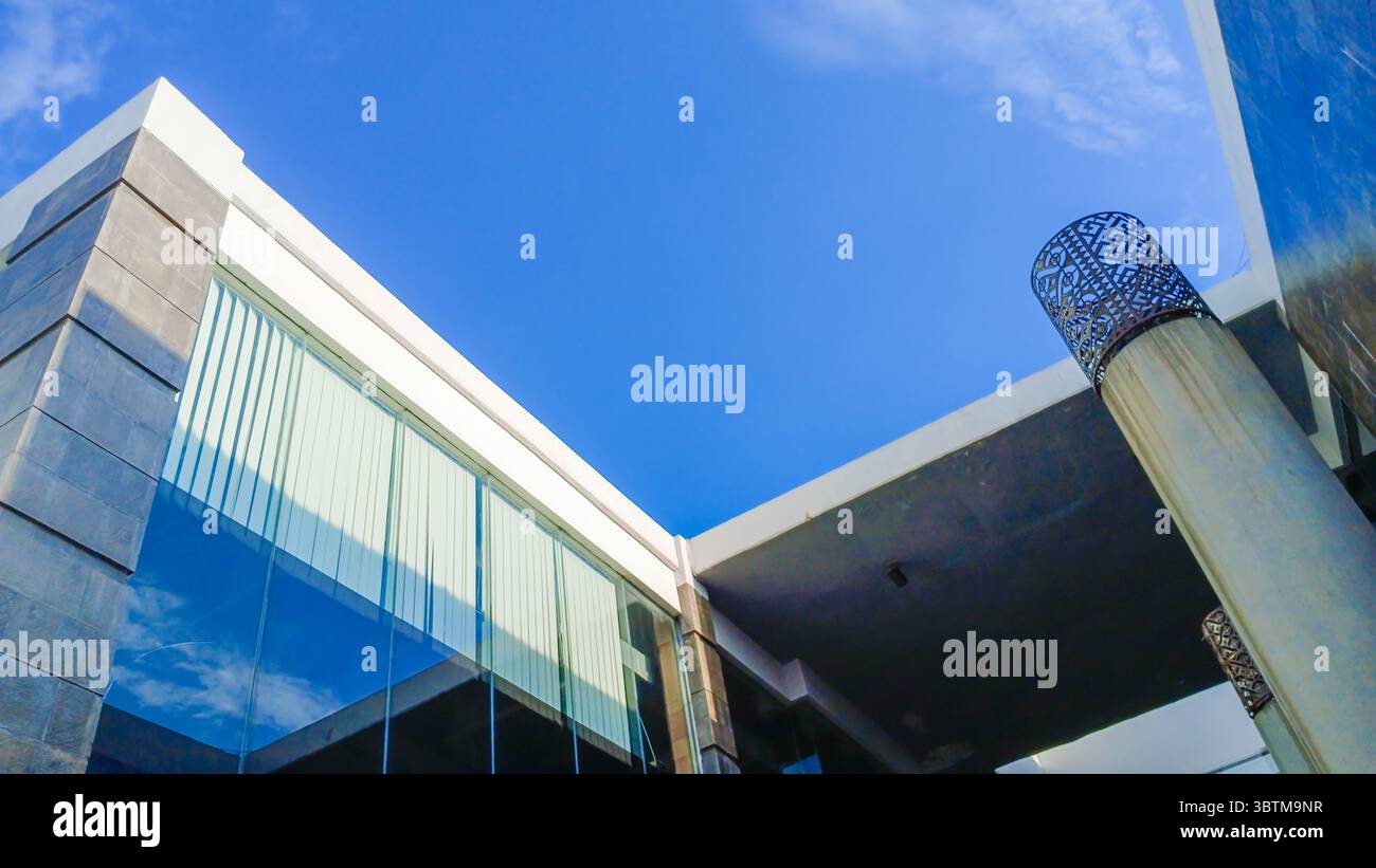 Edificio moderno con sfondo blu del cielo. Sfondo per progetto o preventivi. Foto Stock