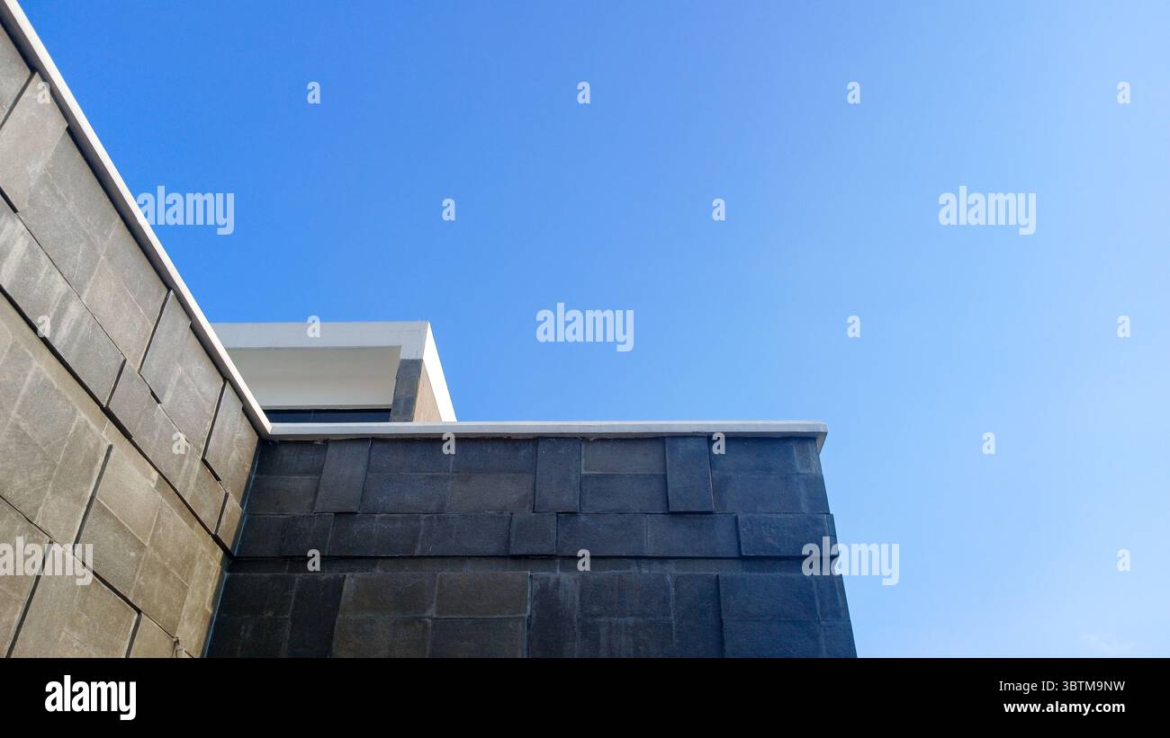 Edificio moderno con sfondo blu del cielo. Sfondo per progetto o preventivi. Foto Stock