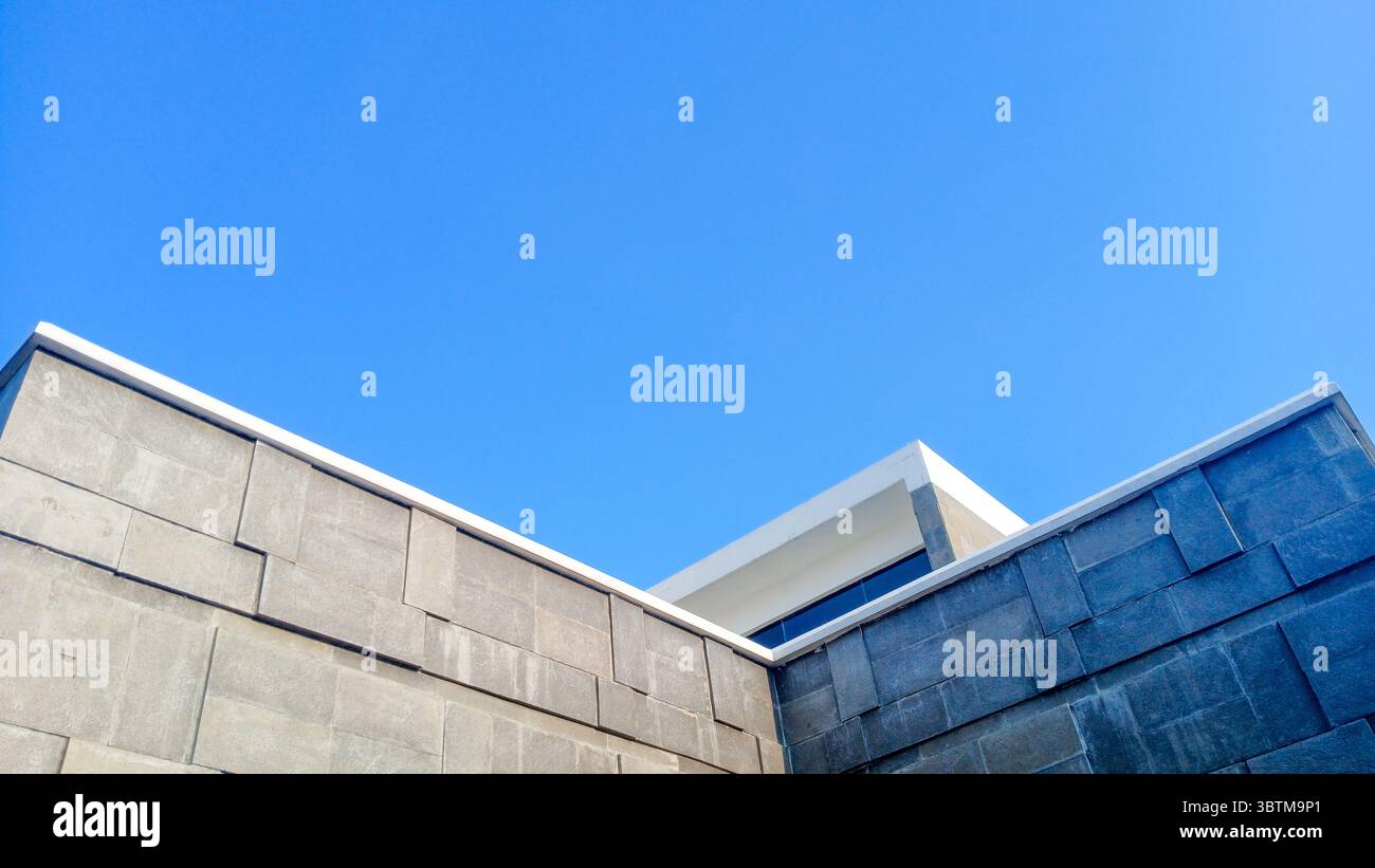 Edificio moderno con sfondo blu del cielo. Sfondo per progetto o preventivi. Foto Stock